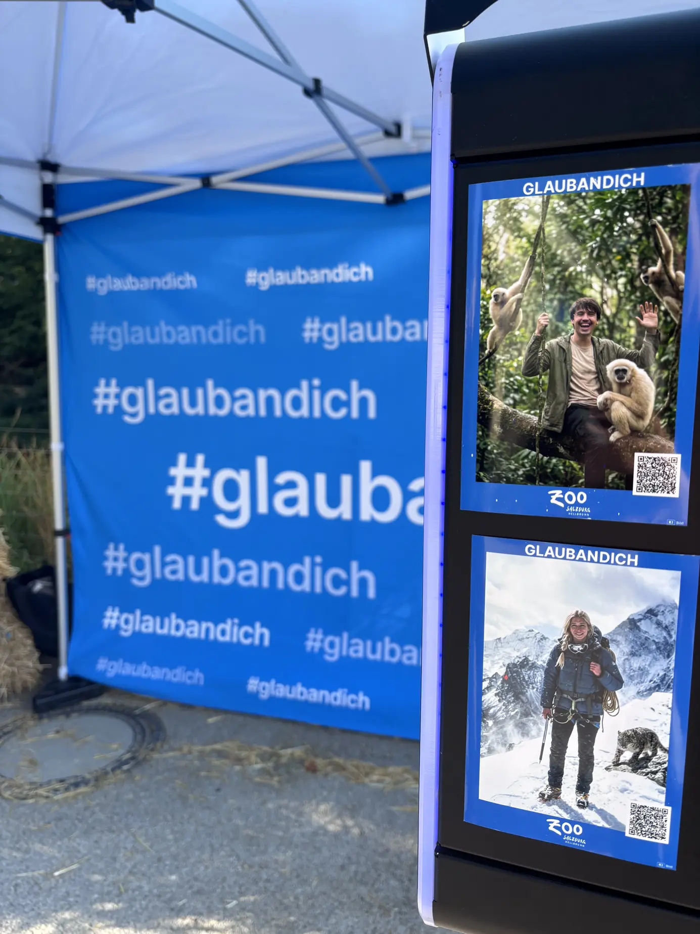 Zwei Musterausdrucke an der KI Fotobox: Gibbon-Motiv und Himalaya-Motiv mit Schneeleopard im blauen GLAUBANDICH-Rahmen