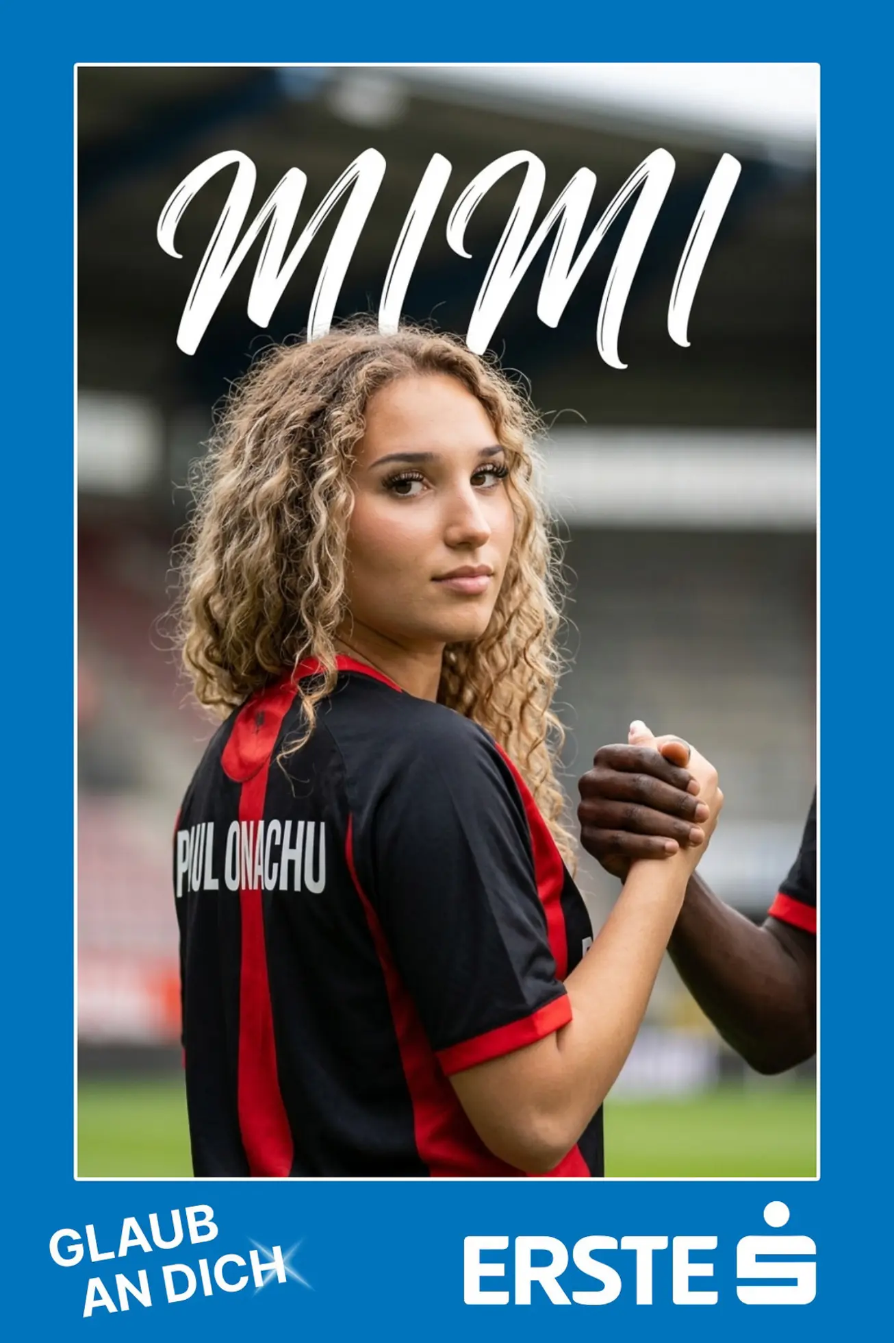 KI-Postkarte im „Glaub an dich“-Design der Erste Bank: Eine Besucherin im Fußballtrikot im Stadion, darüber ihr Name in Schreibschrift