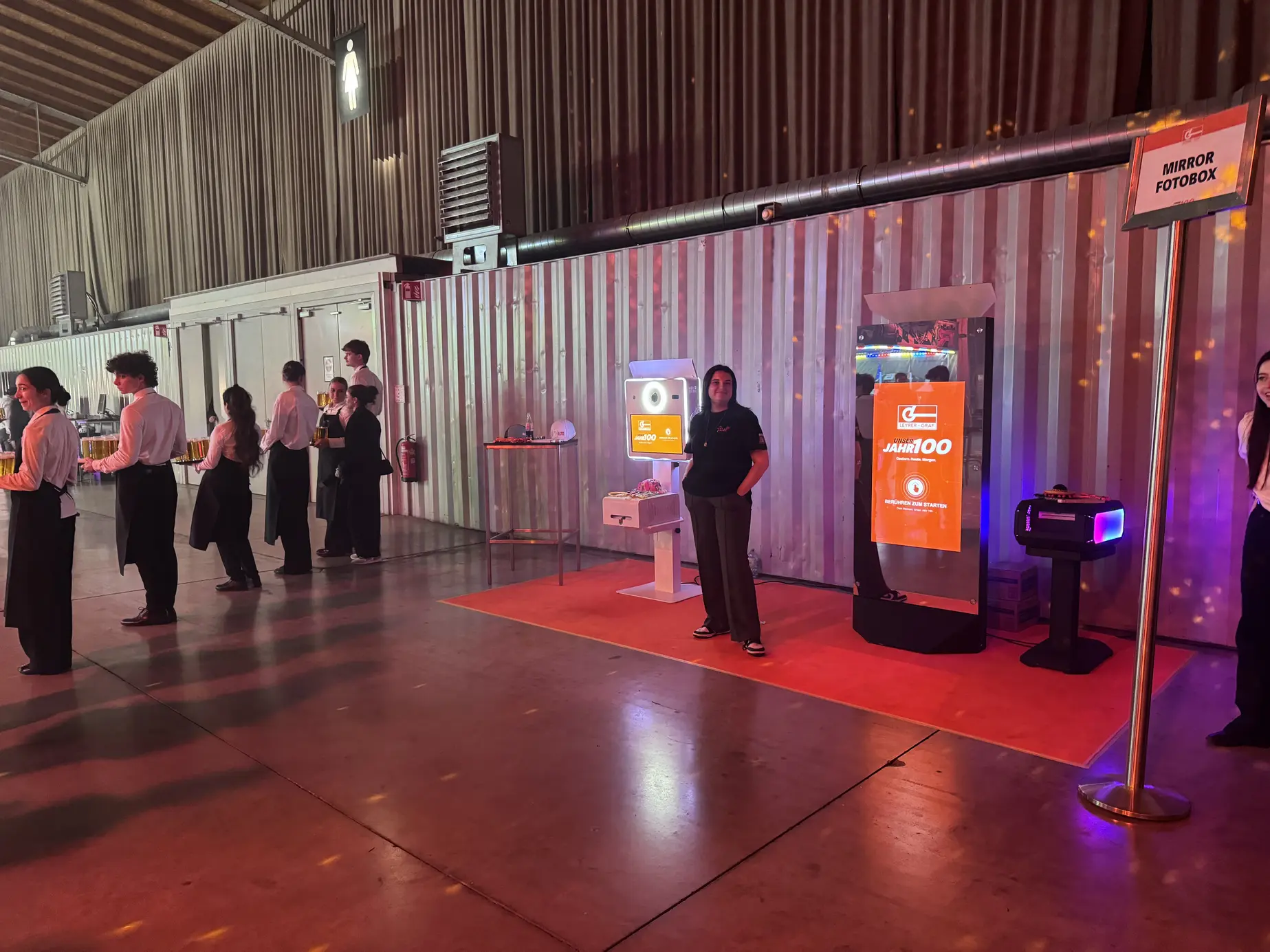 Fotobox Classic und Magic Mirror X auf rotem Teppich in der Marx Halle, im Hintergrund das Servicepersonal