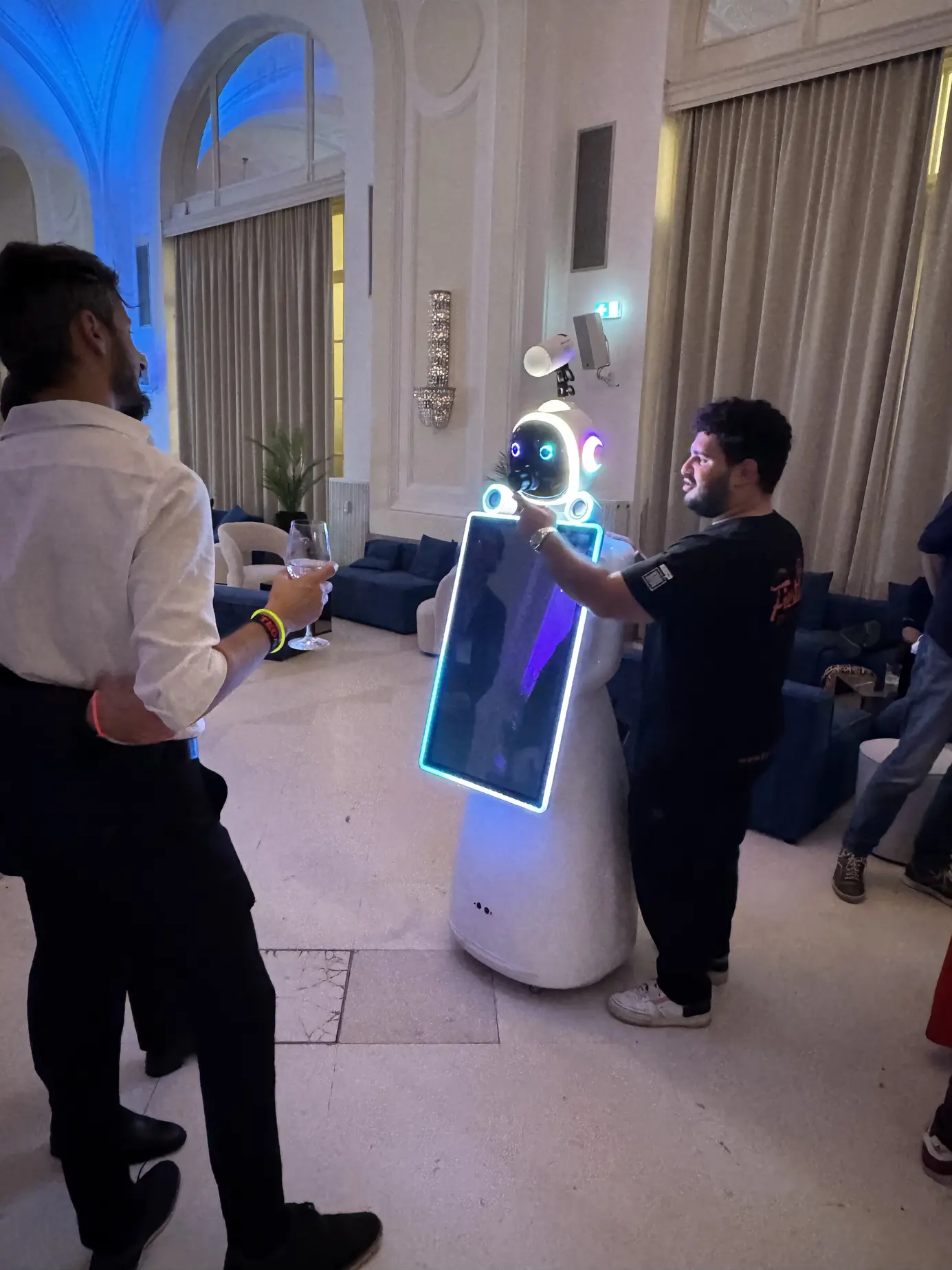 FiestaPics-Betreuer richtet den AI Fotobox Roboter LUNA für den nächsten Gast ein