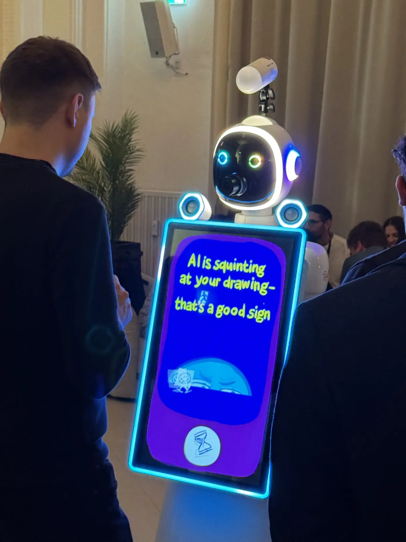 Display von LUNA mit der Statusmeldung „AI is squinting at your drawing“ während die KI rechnet