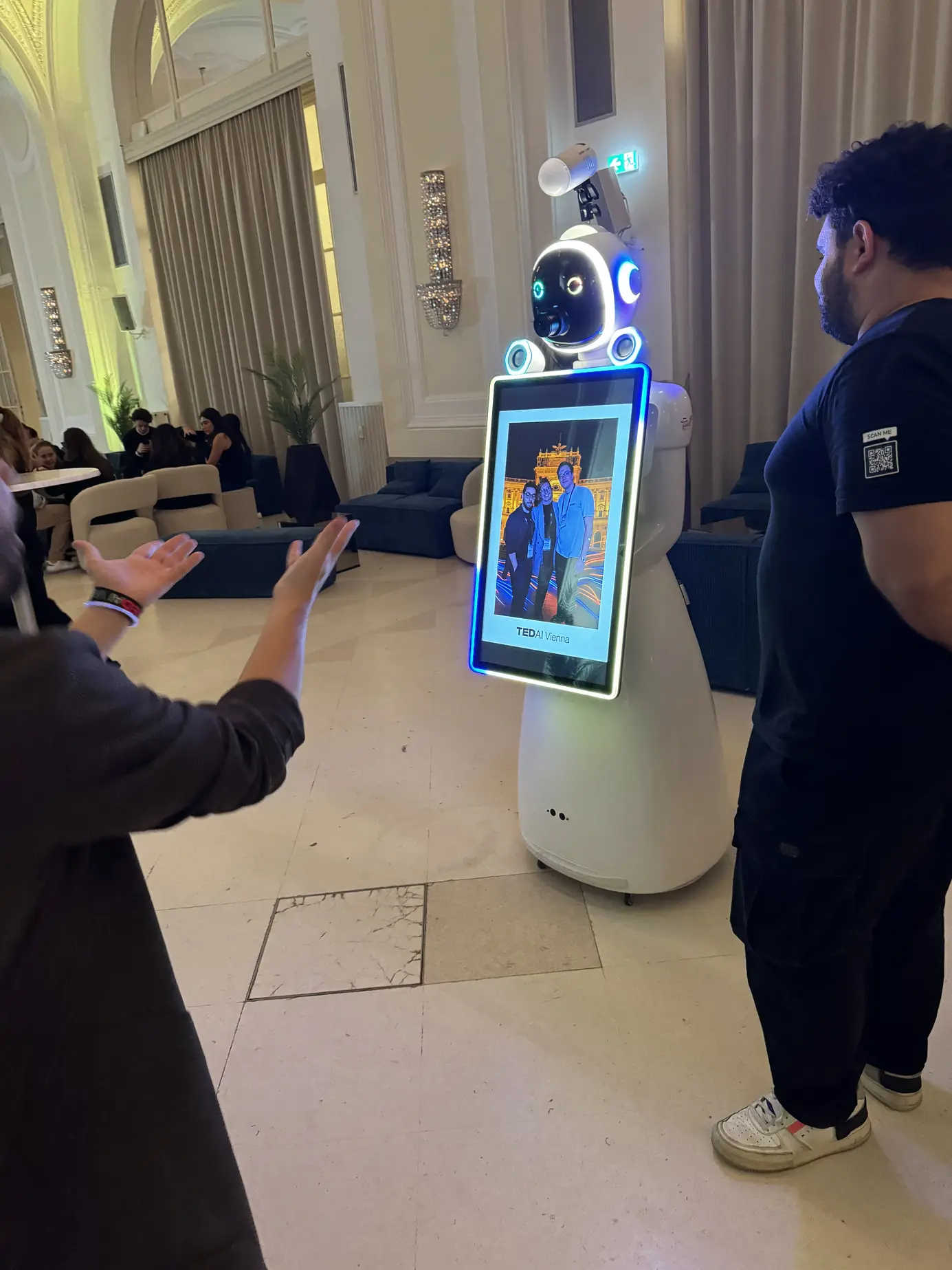 Gast zeigt begeistert auf sein KI-Ergebnis am Bildschirm des AI Fotobox Roboters