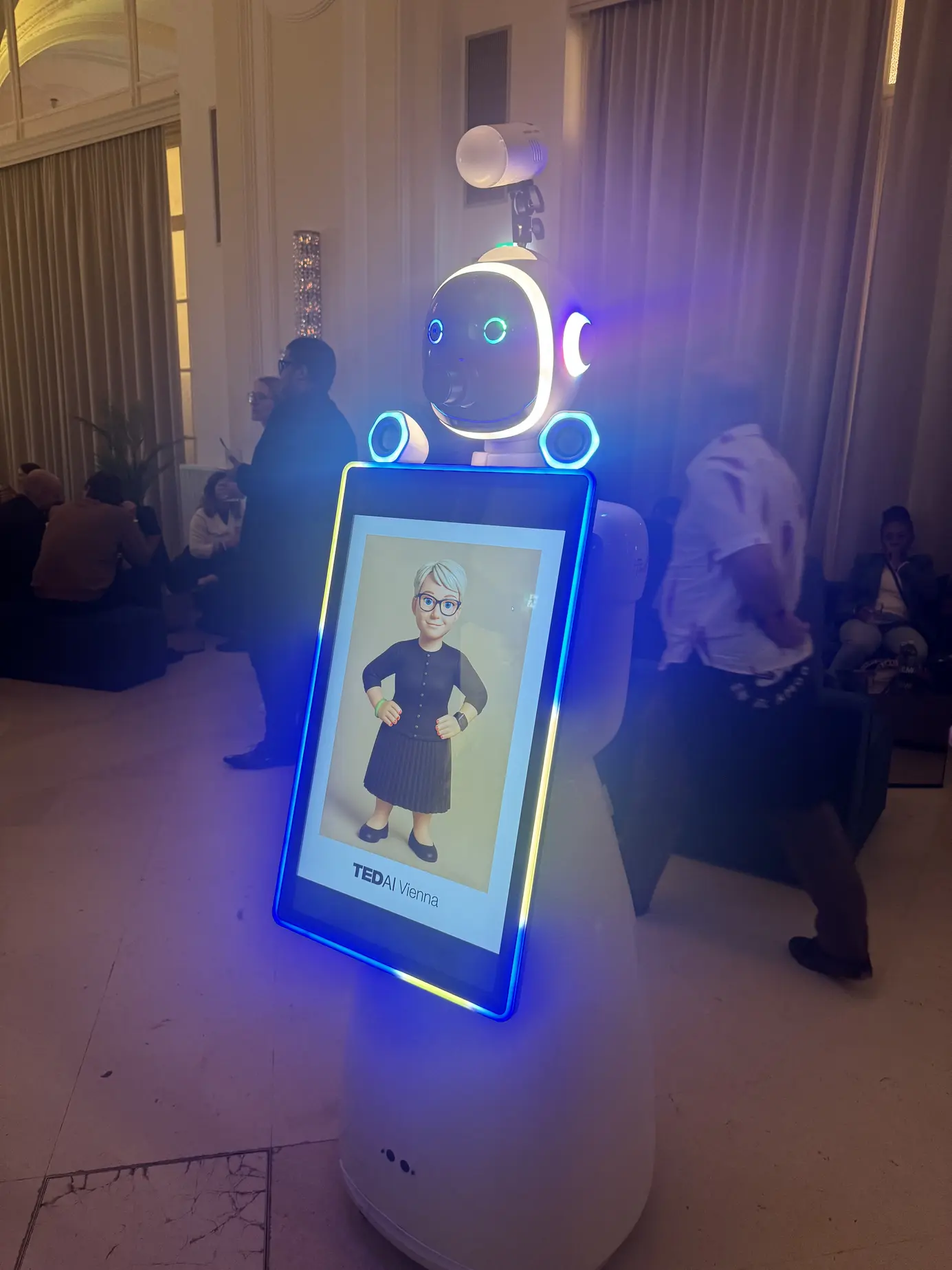 Fertiges KI-Porträt im Kunststil auf dem leuchtenden Display des Roboters LUNA