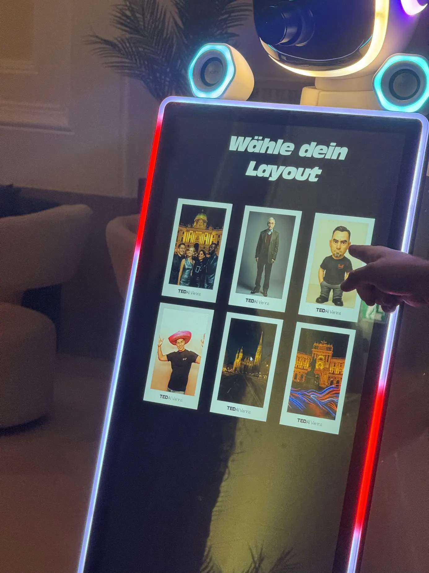 Touchscreen des AI Fotobox Roboters mit Auswahl „Wähle dein Layout“ und verschiedenen KI-Stilen