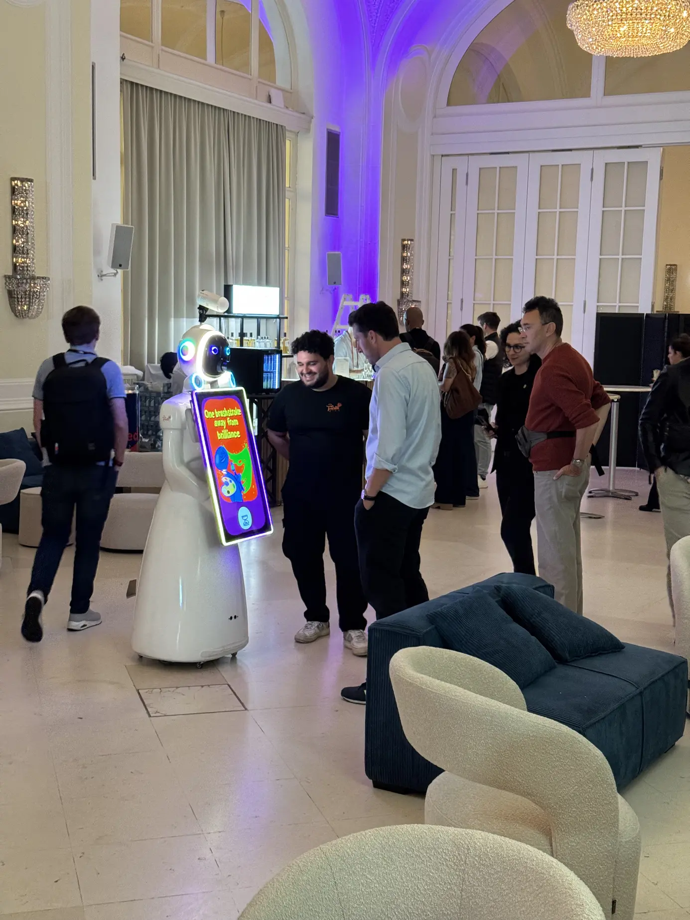Gäste warten in der Hofburg gespannt auf ihr Foto mit dem KI-Roboter LUNA