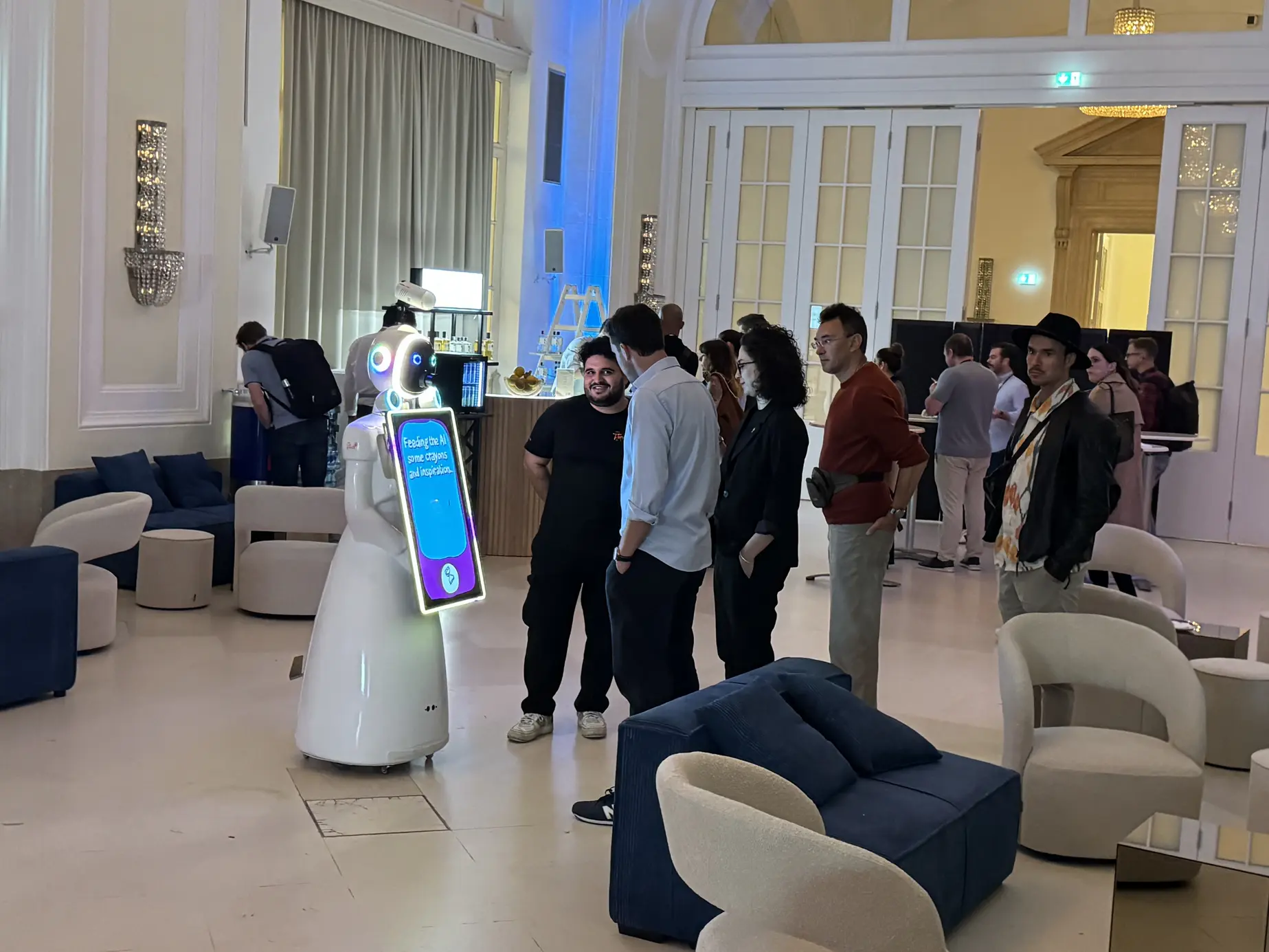 Lounge-Bereich der TEDAI Vienna in der Hofburg mit LUNA und wartenden Gästen