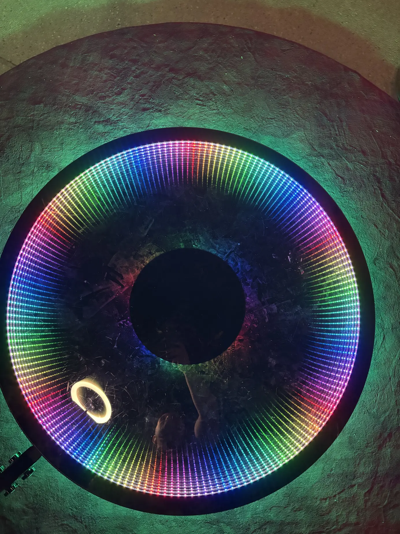 Nahaufnahme der bunt leuchtenden Plattform des 360° Ground Spinners