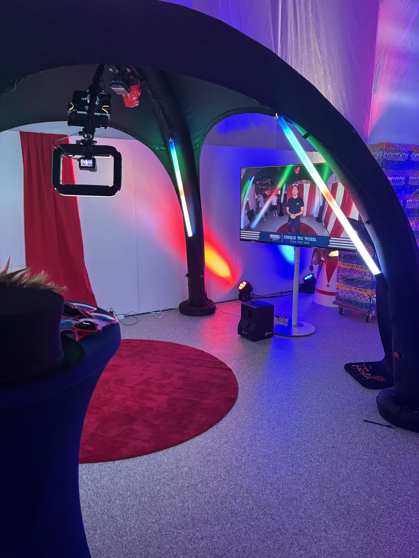 Kameraarm des 360° Headspinner unter dem beleuchteten Bogen, daneben der Playback-Bildschirm