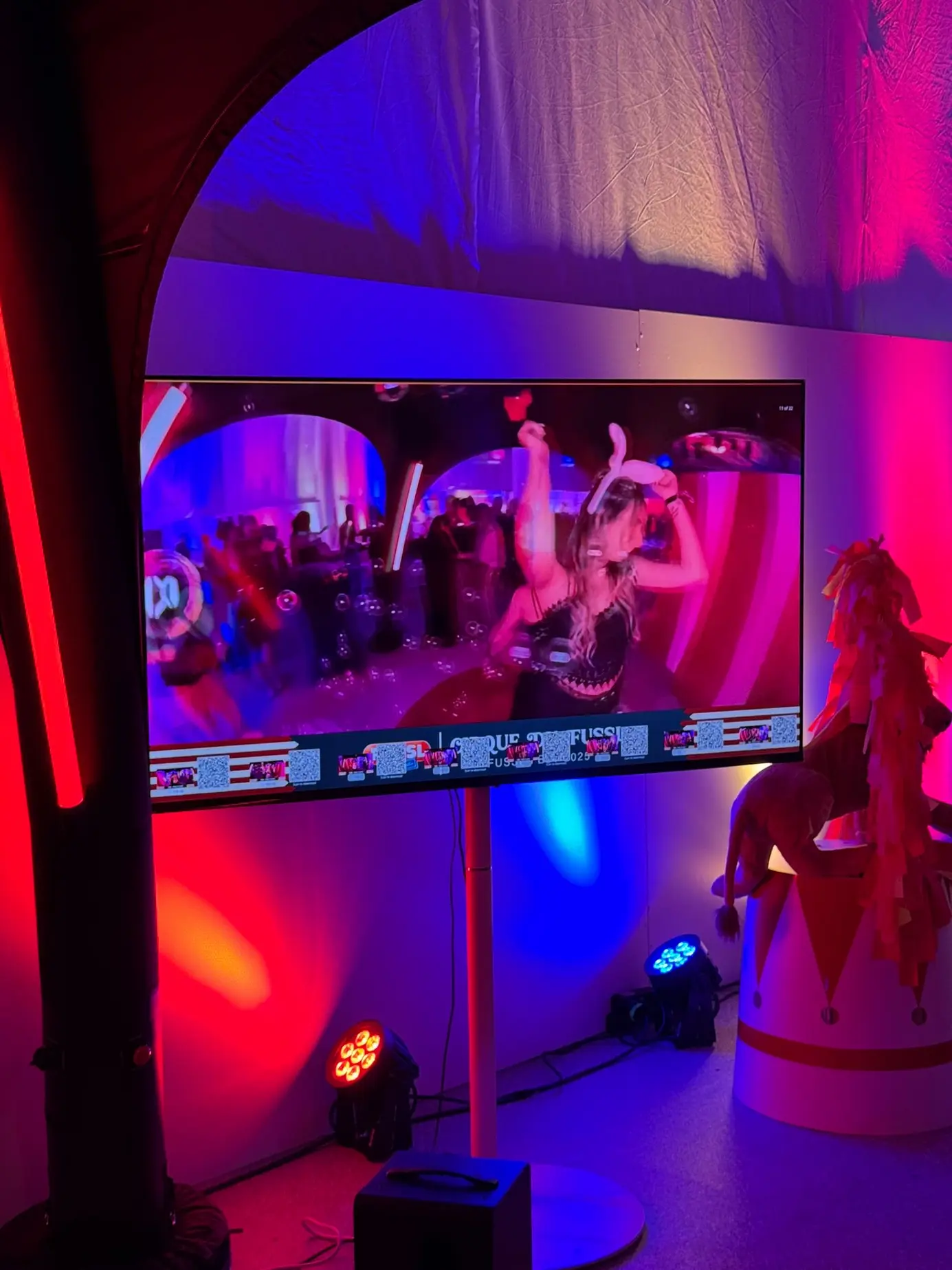 Playback-Bildschirm zeigt einen fertigen 360°-Clip mit tanzenden Gästen und Zirkus-Overlay