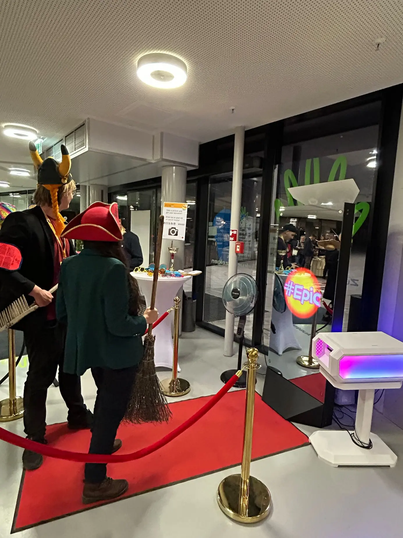 Magic Mirror X mit roter Teppich-Absperrung und Druckstation im Foyer des welios Wels bei den World Sustainable Energy Days 2025