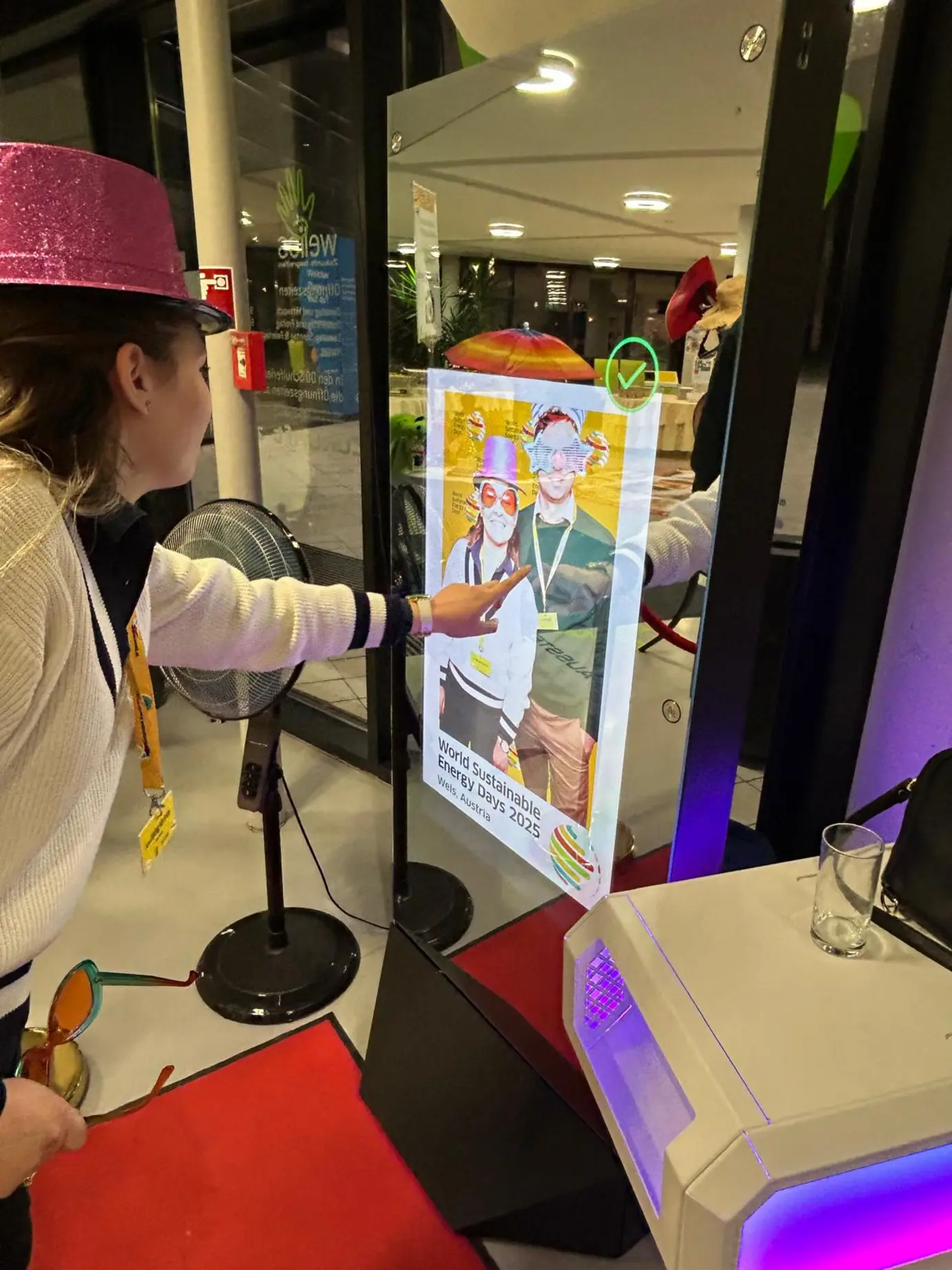 Einzelfoto-Layout mit gelbem WSED-Musterhintergrund am Magic Mirror X