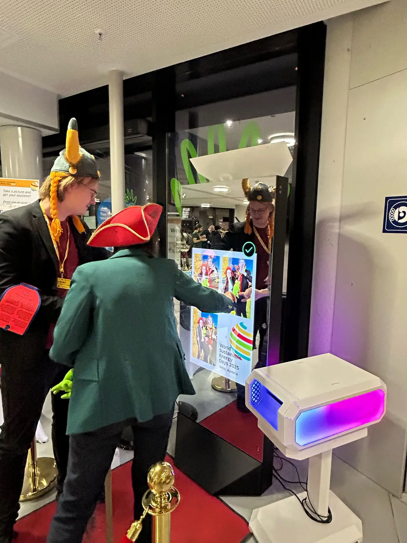 Gäste als Wikinger und Pirat verkleidet vor dem Magic Mirror X mit WSED-2025-Fotostreifen am Bildschirm