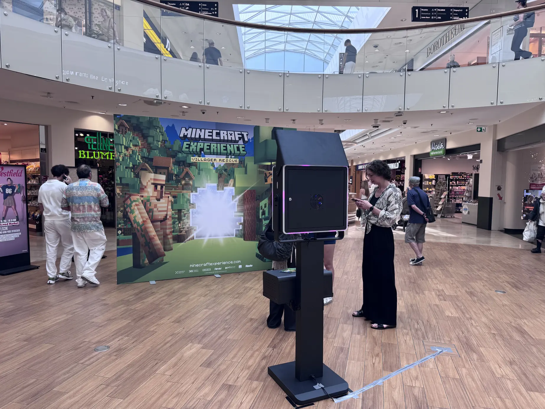 Fotobox Classic von FiestaPics vor der Minecraft-Experience-Fotowand im Atrium des Westfield Donau Zentrum