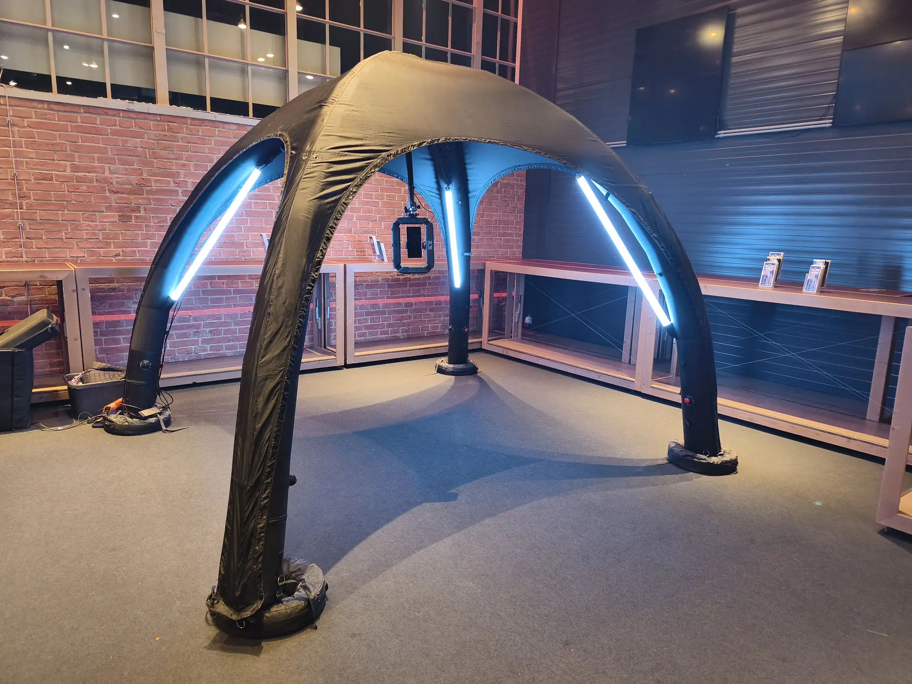 360° Headspinner mit LED-Dome in der Marx Halle bei der Indeed UniX Gala im Globe Wien