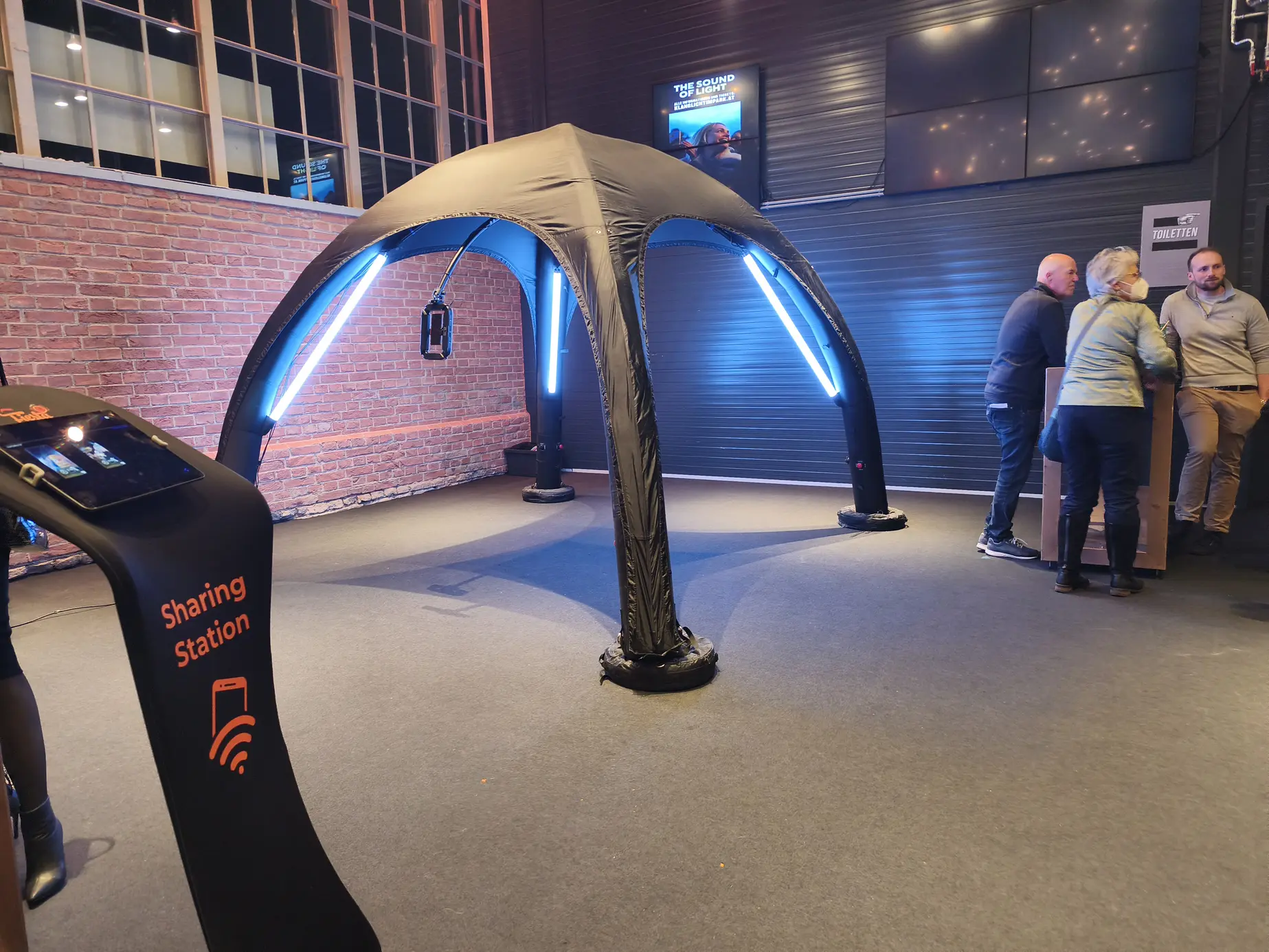 Sharing Station und LED-Dome des 360° Headspinner vor der Ziegelwand