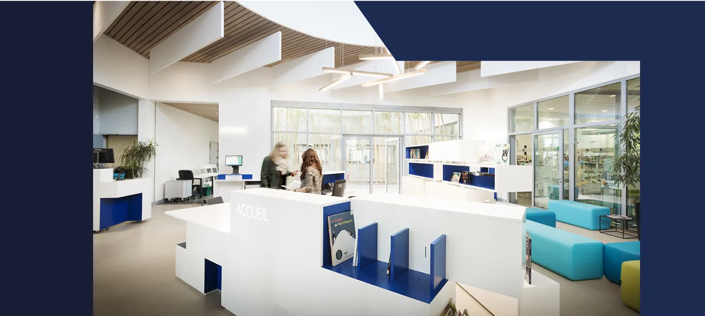 Agencement de magasin d'optique en menuiserie sur mesure : intérieur moderne au plafond lumineux en forme d'œil bleu, présentoirs blancs de lunettes et sol en bois, par un menuisier agenceur à Mauguio.