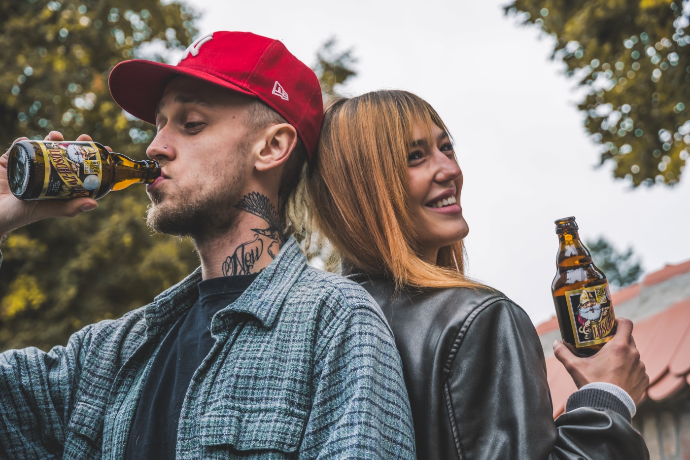 Ein Mann und eine Frau stehen Rücken an Rücken und trinken Lösch-Zwerg.
