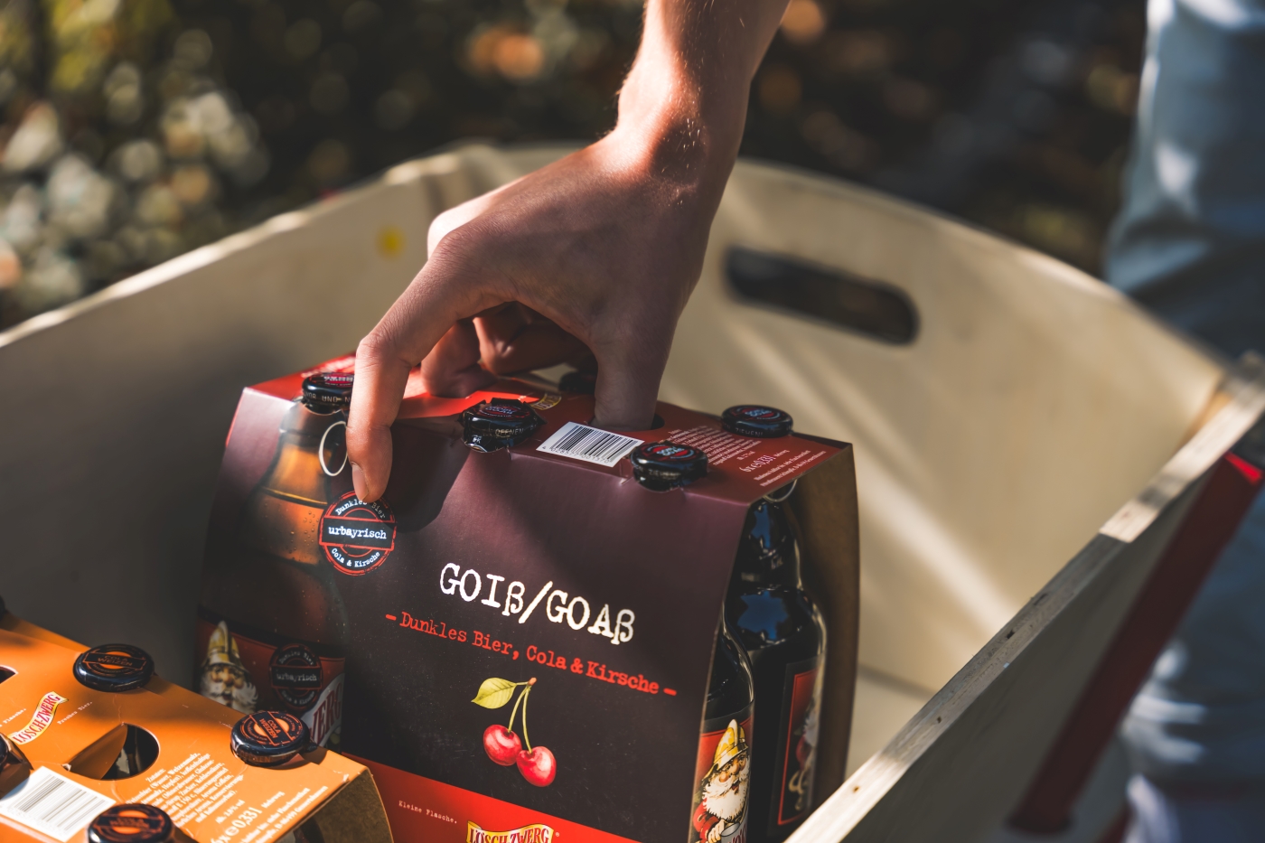 Mehrere Sixpacks verschiedener Sorten Lösch-Zwerg in einem Bollerwagen.