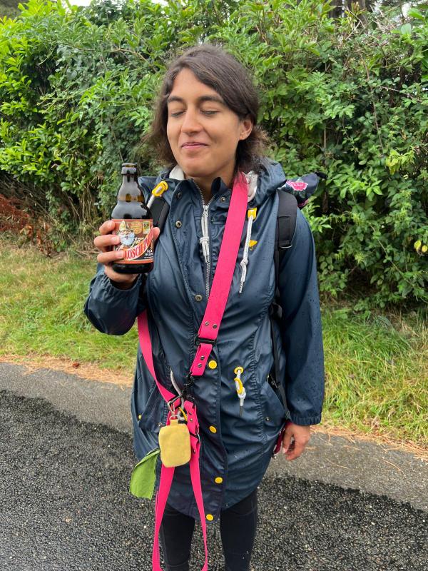 Eine Frau in Regenjacke hält einen Lösch-Zwerg in der Hand.
