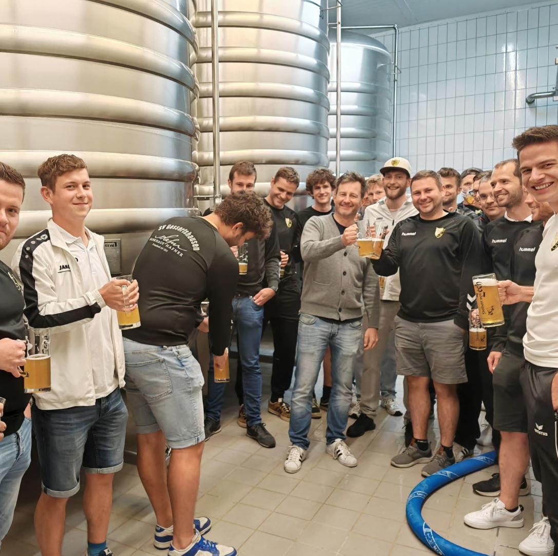 Eine Fußballmannschaft besucht die Brauerei.