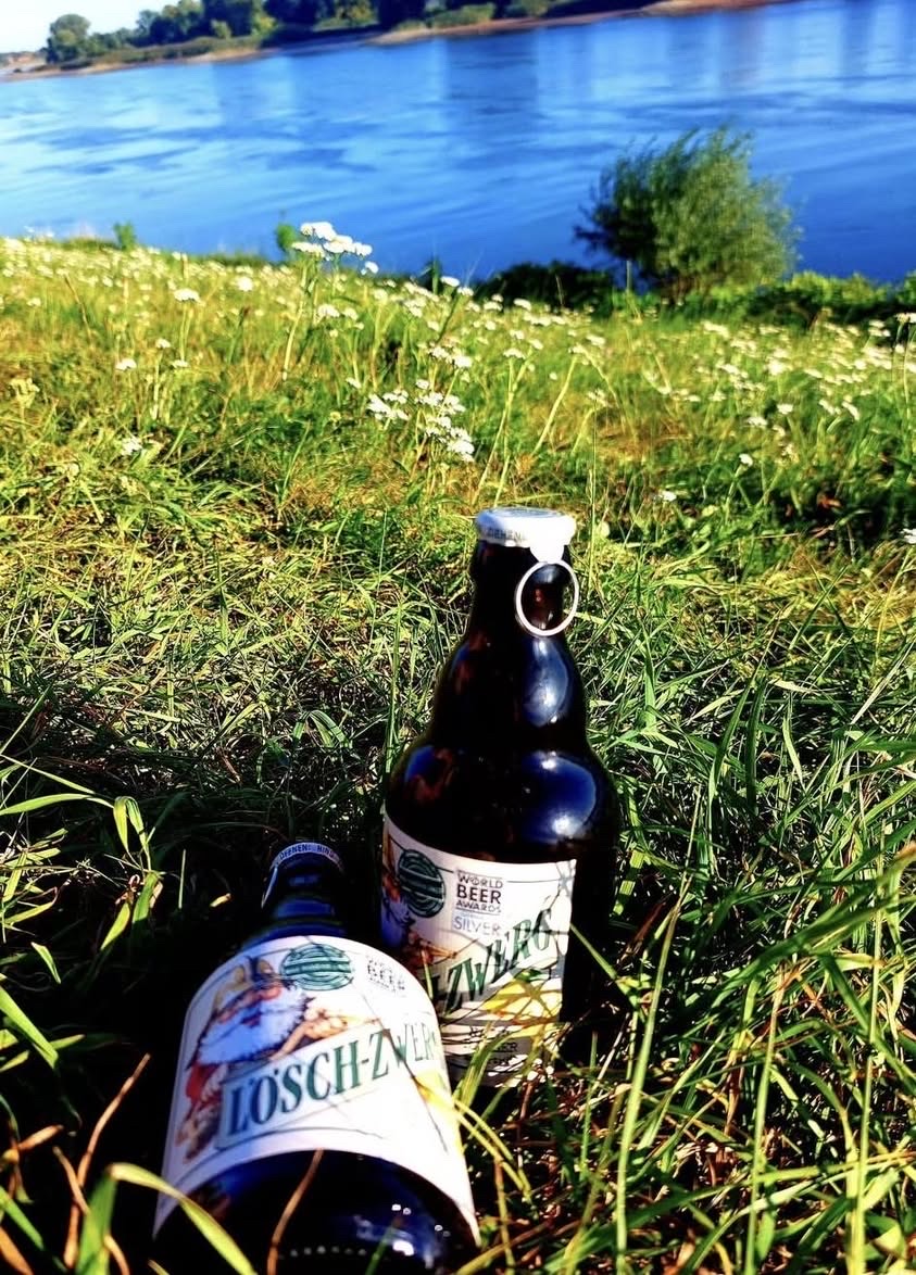 Zwei Lösch-Zwerg-Flaschen in einer Wiese an einem See.