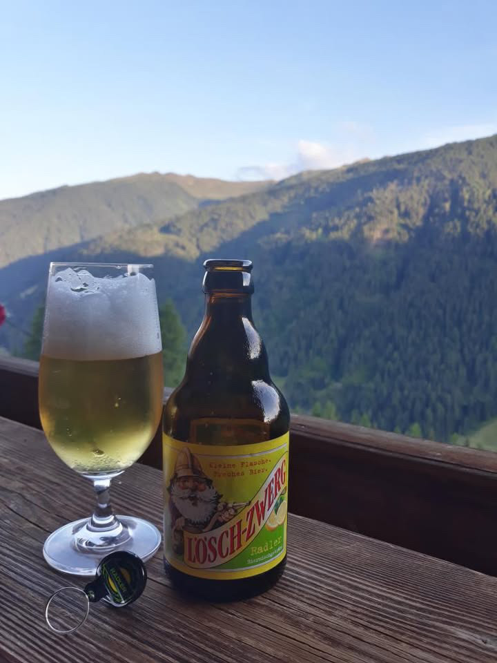 Lösch-Zwerg vor Bergpanorama