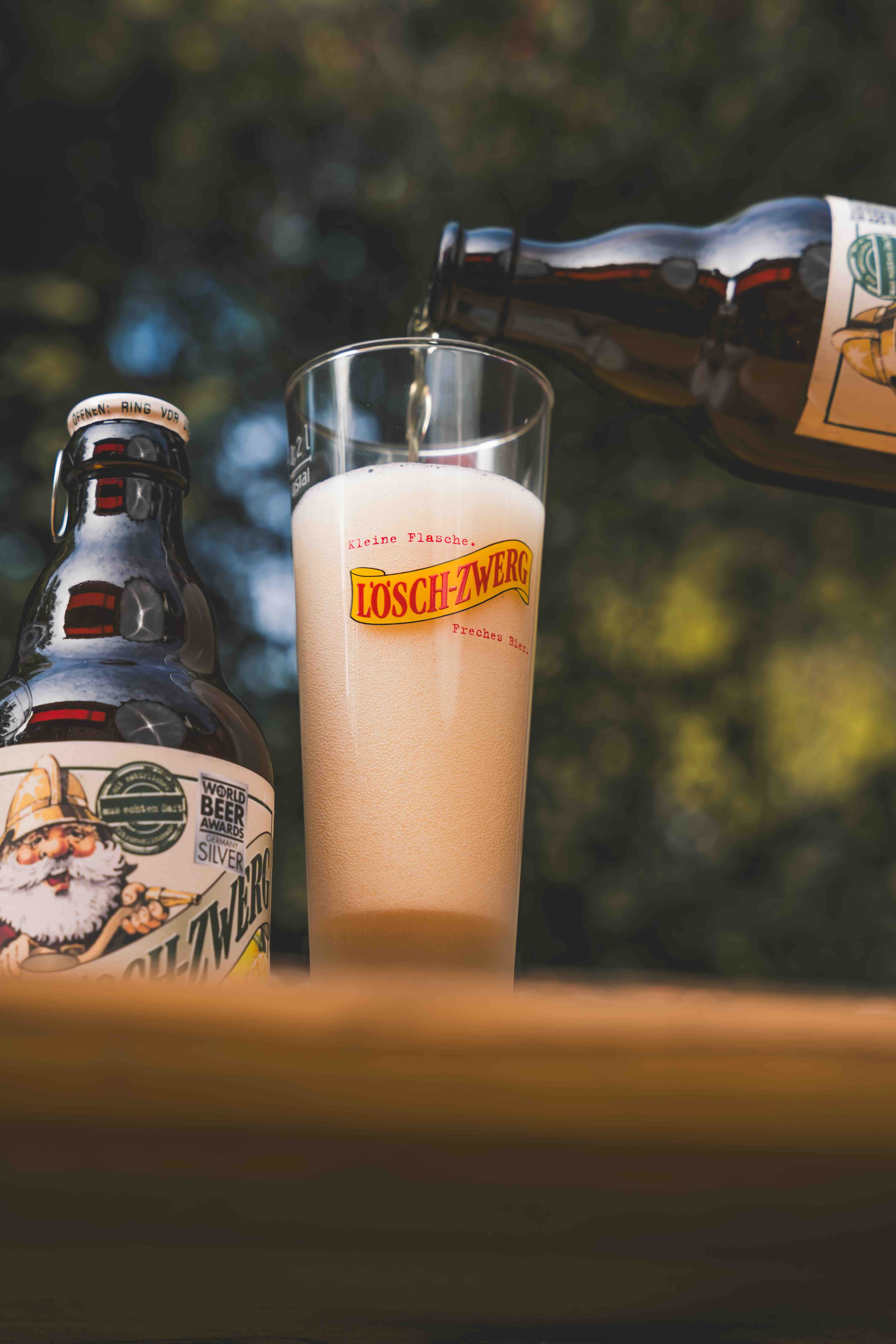Bier wird in ein Lösch-Zwerg-Glas eingeschenkt.