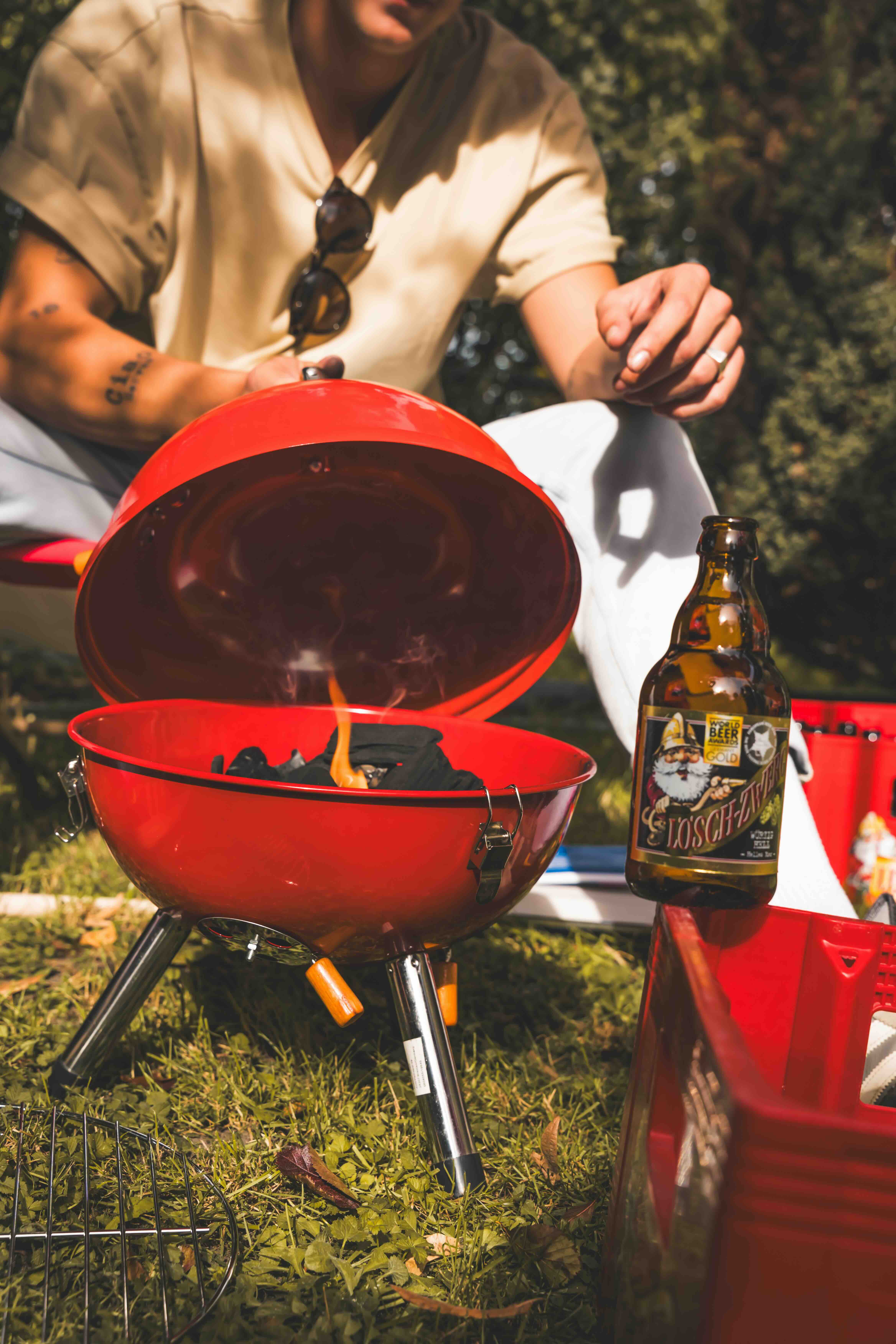 Roter Grill mit Lösch-Zwerg daneben.