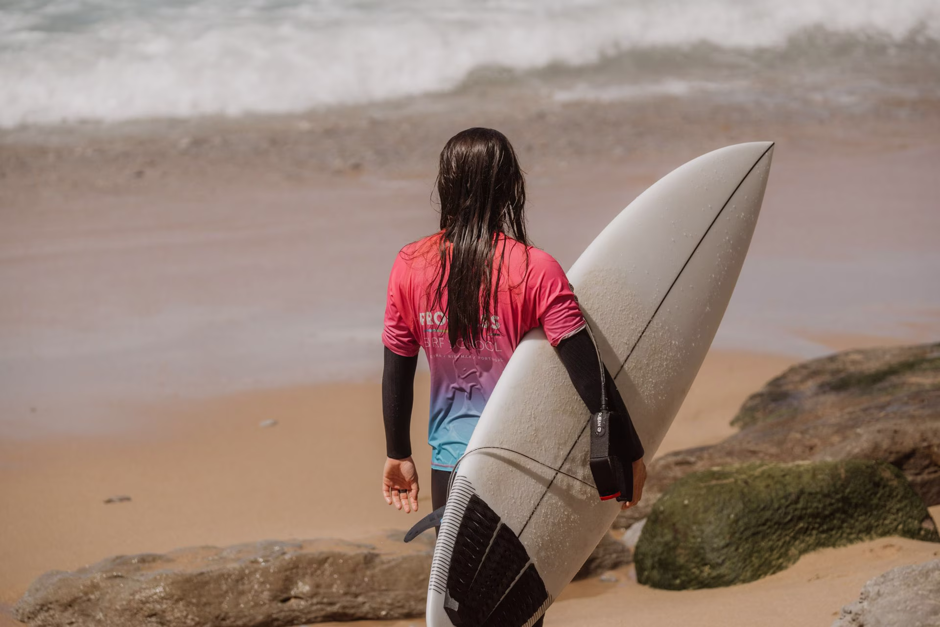Female surfer - intermediate and advanced surf level - Progress Surf School Ericeira - Ribamar