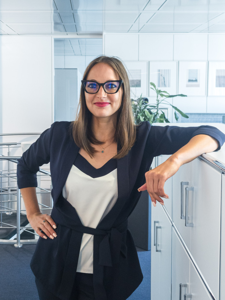 Frau steht im Business-Outfit