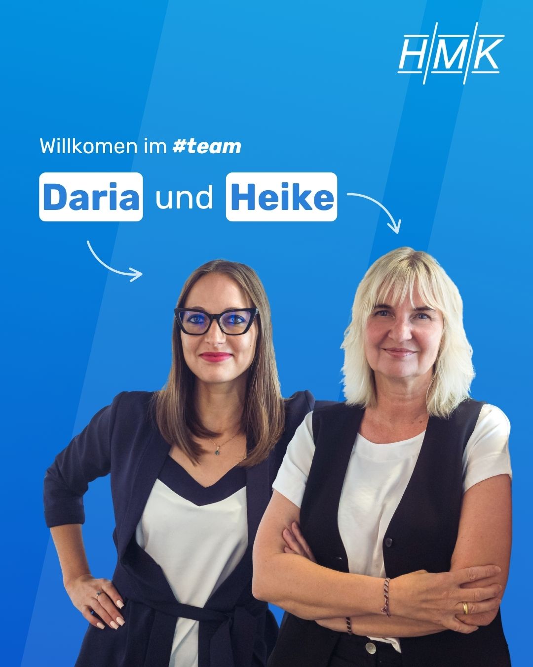 Zwei Frauen im Business-Outfit vor blauem HMK-Hintergrund