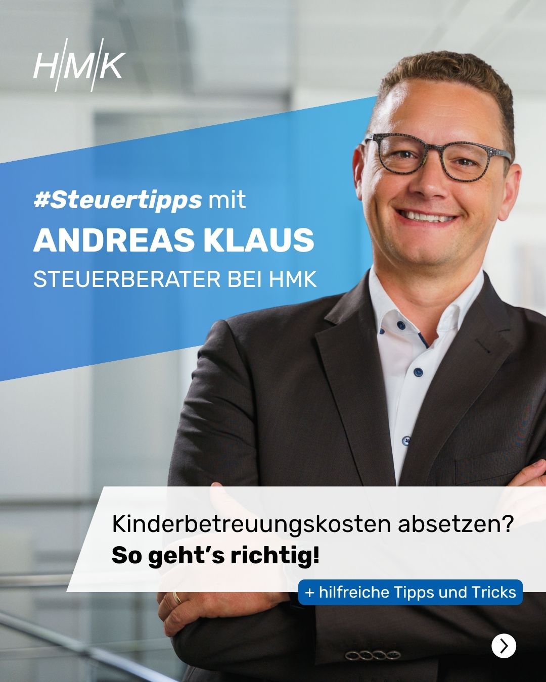 Fachperson im Anzug mit Text auf blauem Hintergrund