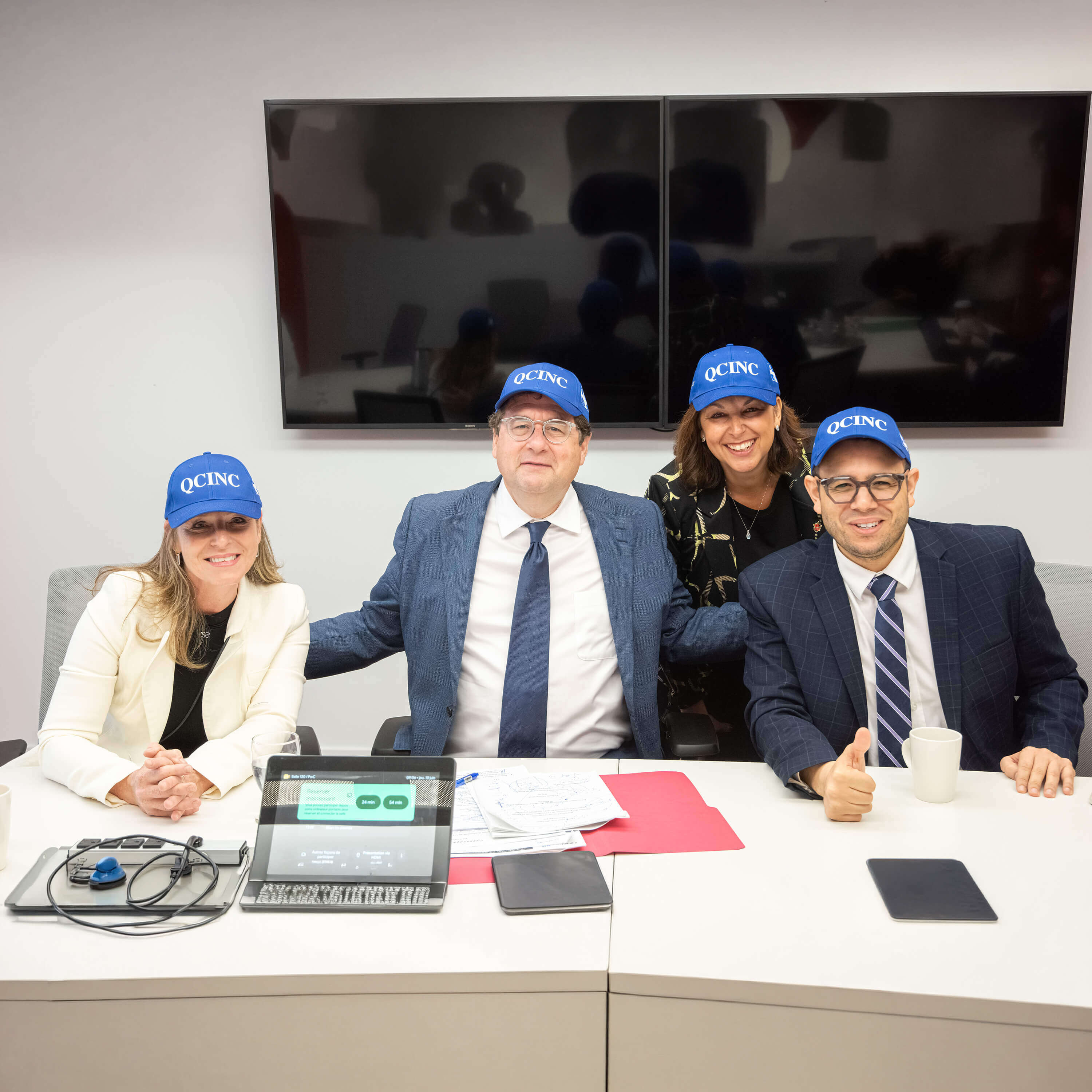 encouragement et soutien. Visuel inspirant symbolisant la résilience, l'aide aux entrepreneurs et le retour de l'élan après une difficulté. Québec