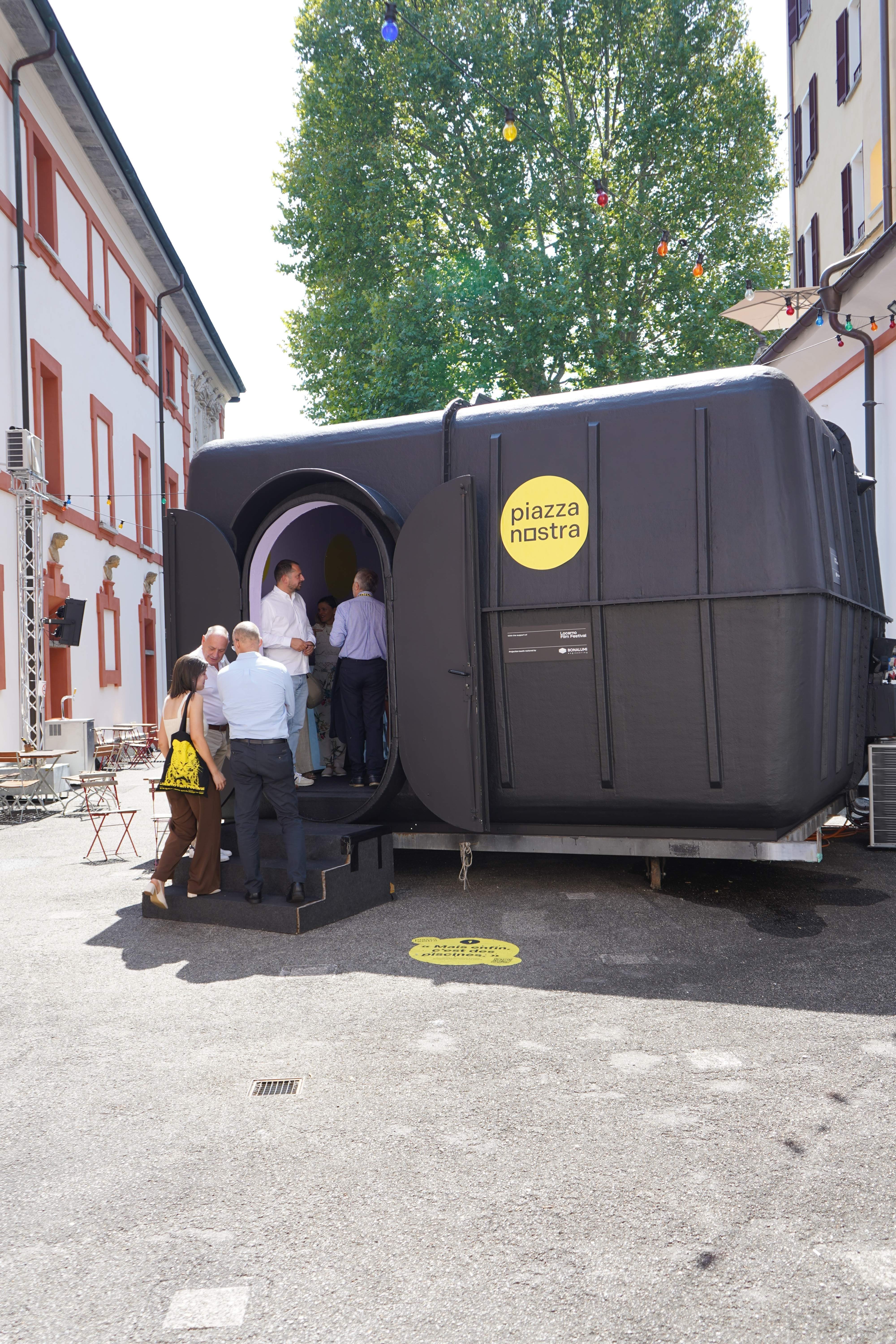 Die ehemalige Projektionskabine des Locarno Film Festivals wird zum Ausstellungsraum.