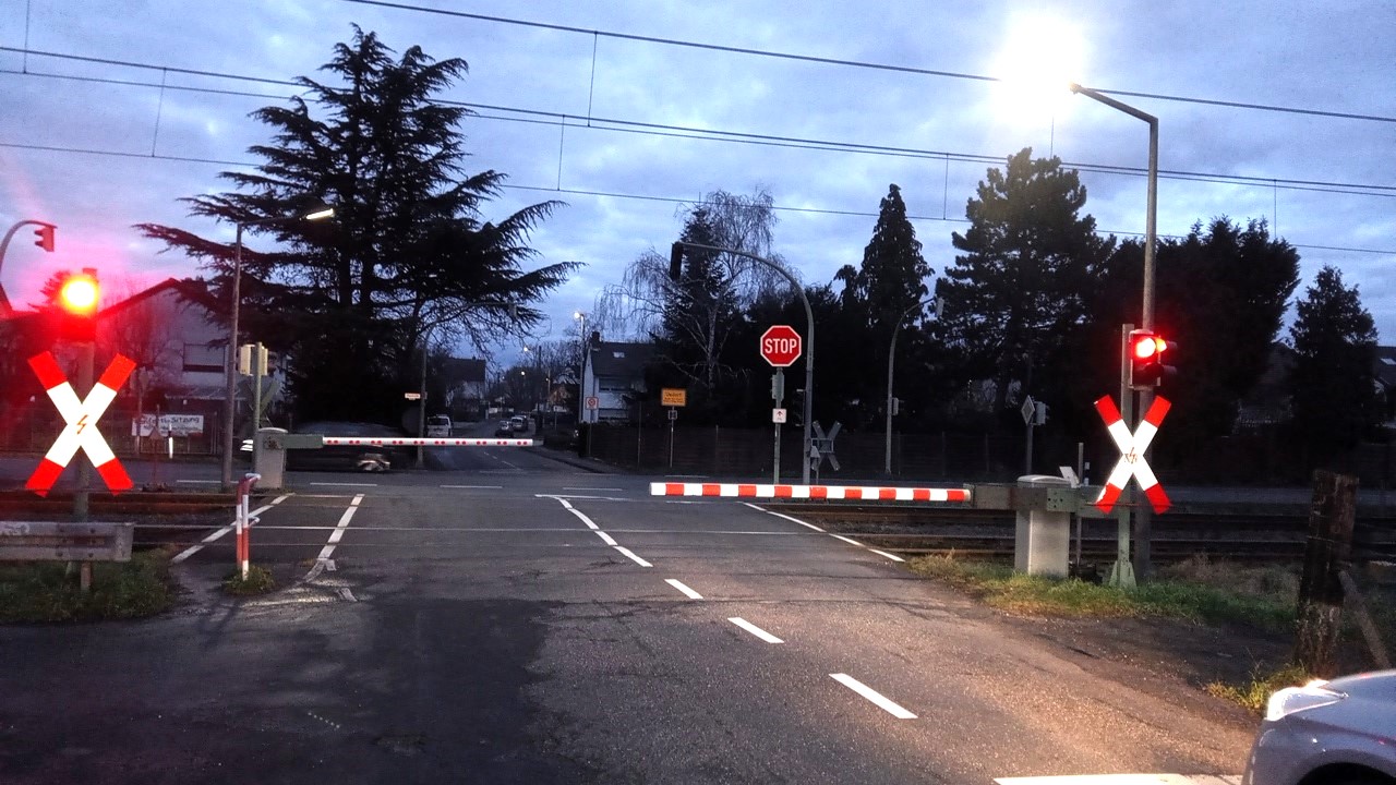 Am Bahnübergang Bornheimer Straße in Uedorf finden wie an drei weiteren Anlagen in Bornheim Tiefbauarbeiten statt.