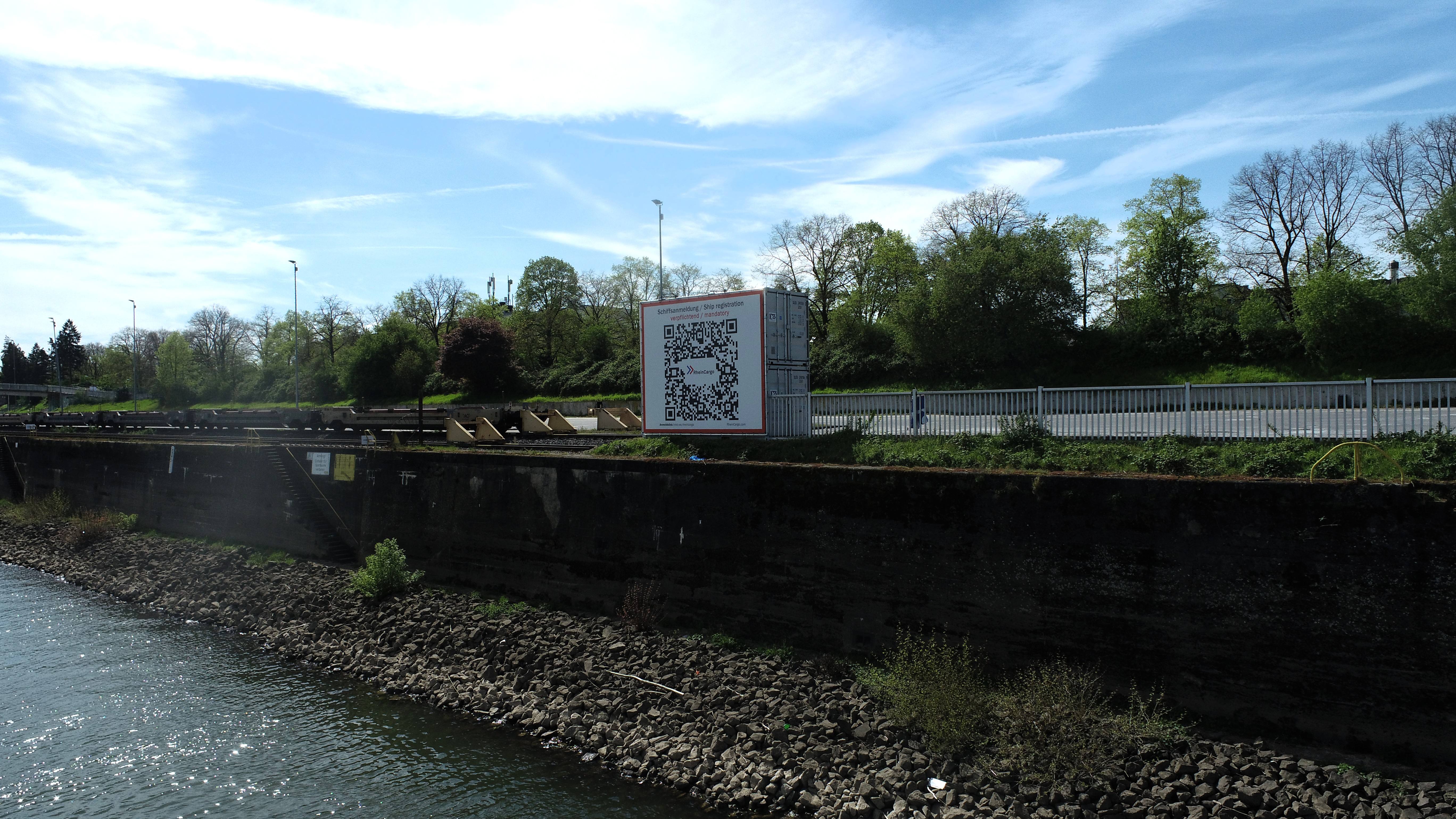 An den Hafeneinfahrten wurden gut sichtbare QR-Codes installiert.