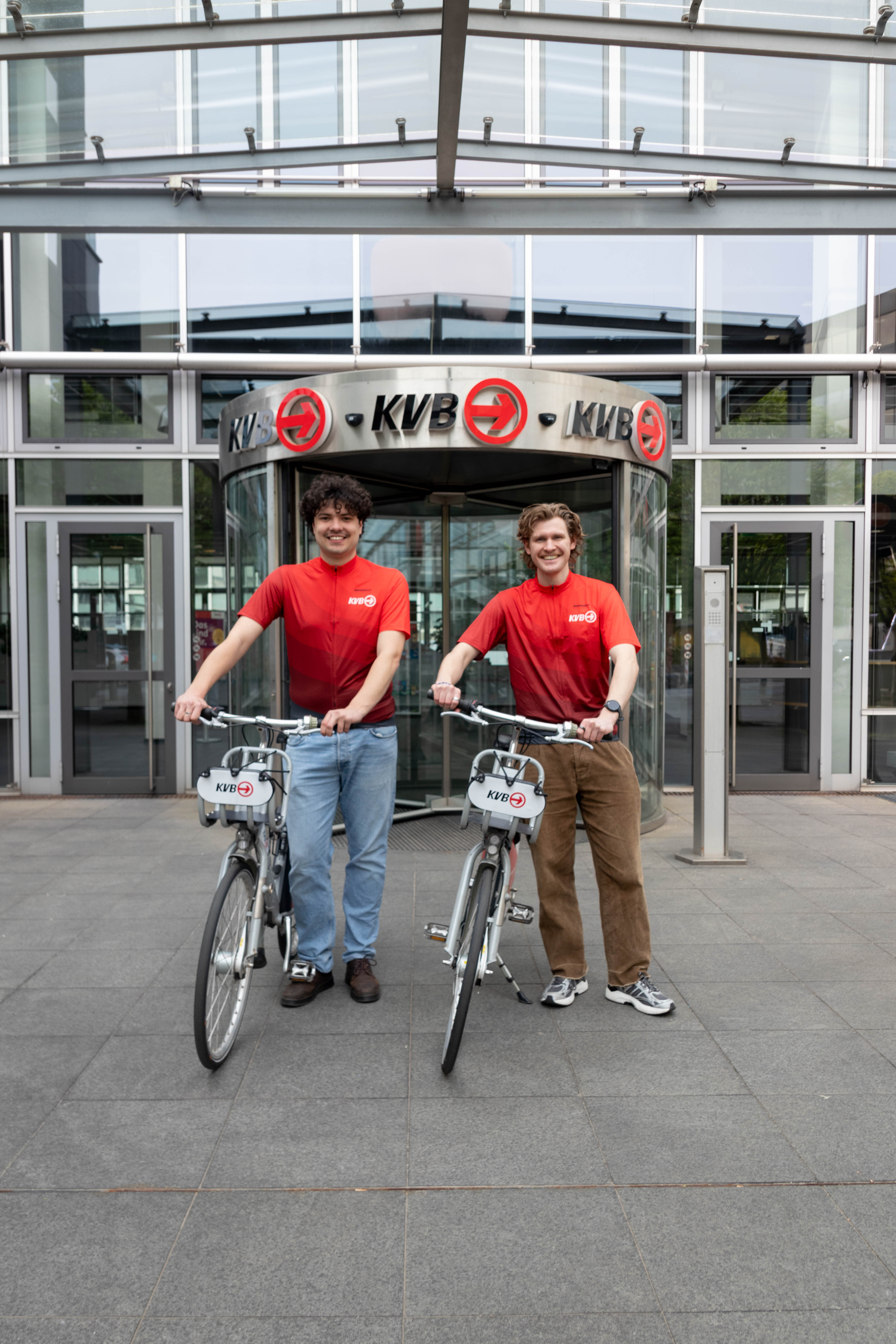 Jonathan (27, rechts)) und Hendrik (23) werden am 17. Mai mit KVB-Rädern beim populären Radrennen „Rund um Köln“ an den Start gehen und dort die 30-Kilometer-Runde absolvieren. 