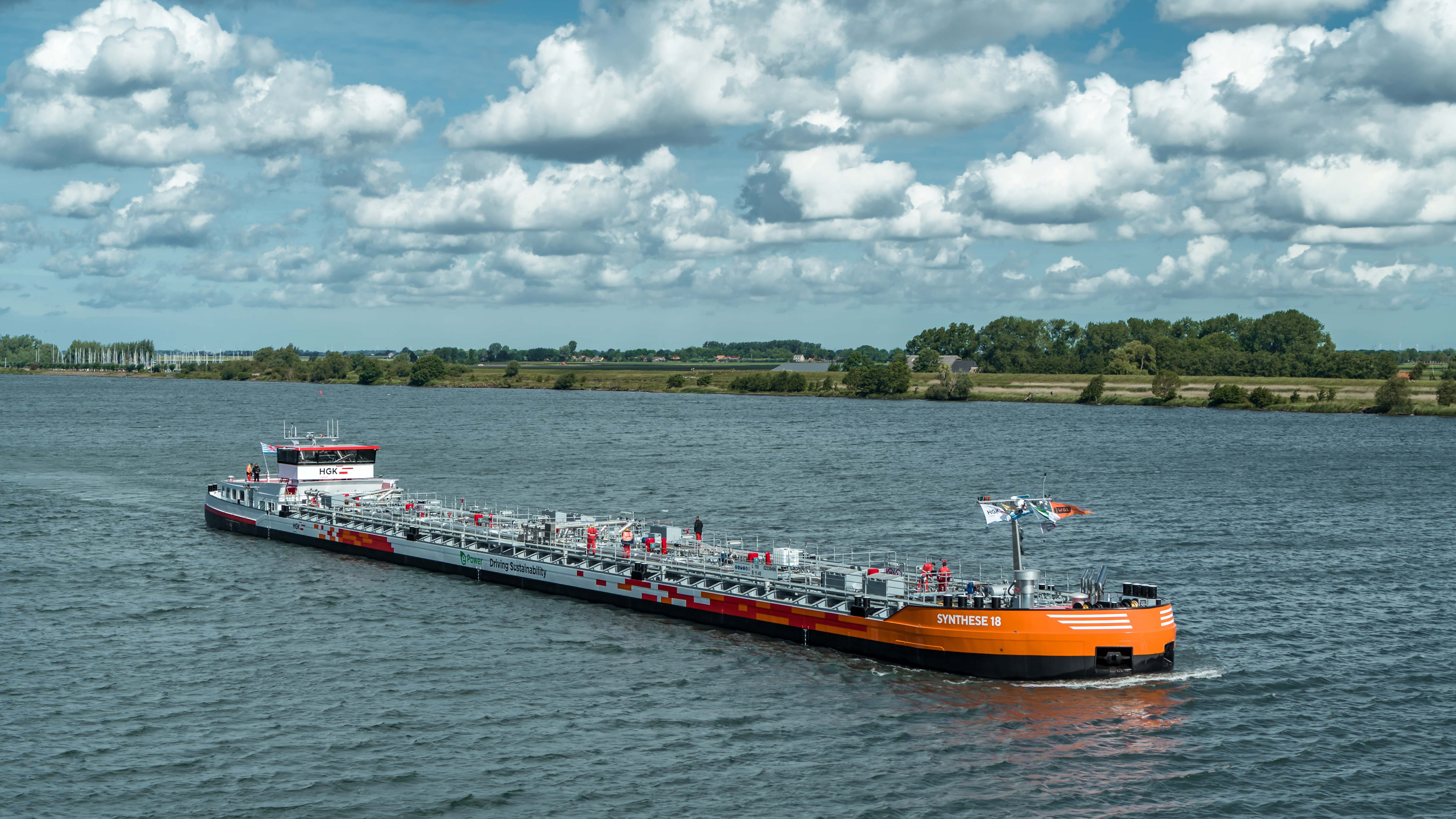 Moderne niedrigwasserfähige Schiffe wie die „Synthese 18“ der HGK Shipping transportieren selbst bei den aktuell extremen Bedingungen weiter Güter.