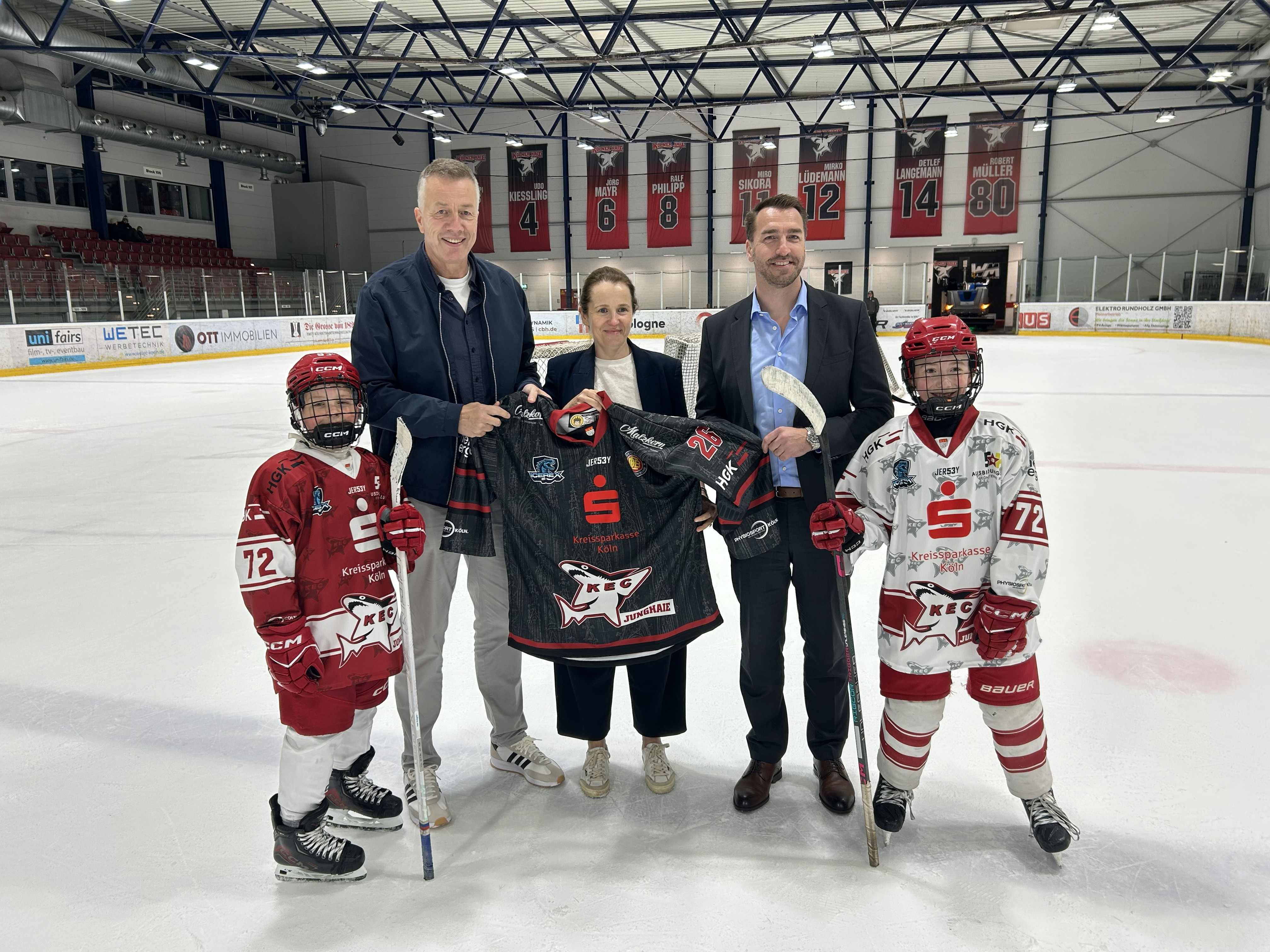 Ortstermin auf dem Eis: Holger Rathke, kaufmännischer Geschäftsführer des KEC (2.v.l.), begrüßte HGK-Personalchefin Katharina Jehle und HGK-CEO Steffen Bauer im Beisein der Junghaie Leon Guseynov (l.) und Otto Spitzmüller.