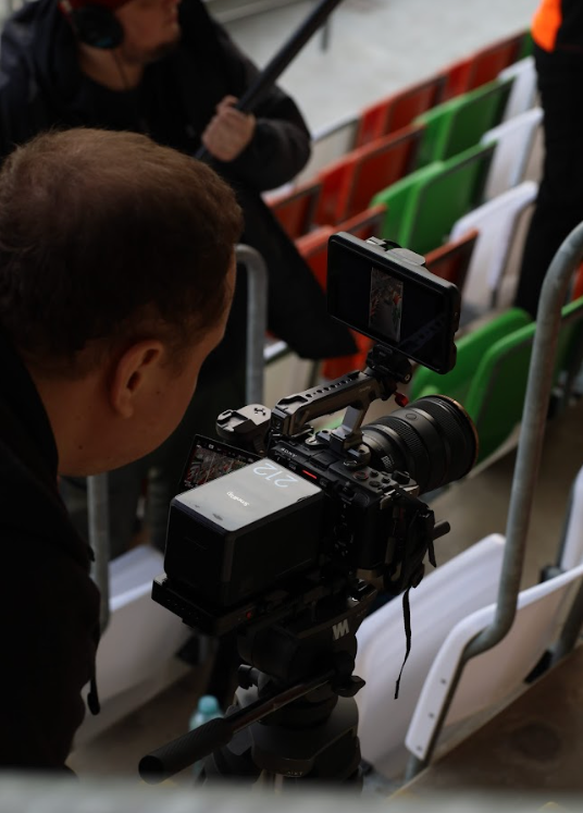Operator kamery na trybunach stadionu podczas nagrań spotów STIHL x Ekstraklasa