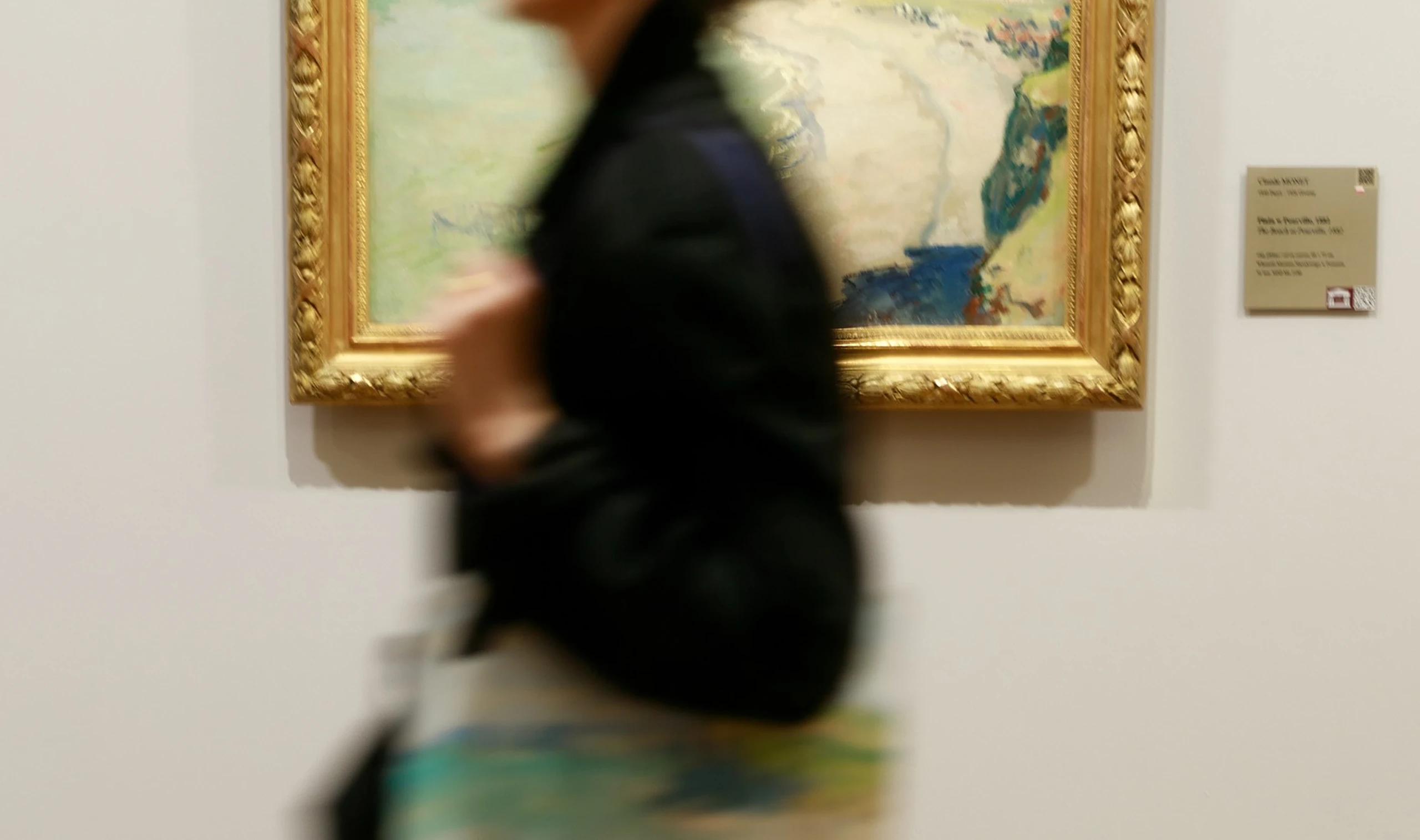 Zwiedzająca w ruchu przed obrazem w Galerii Sztuki Europejskiej
