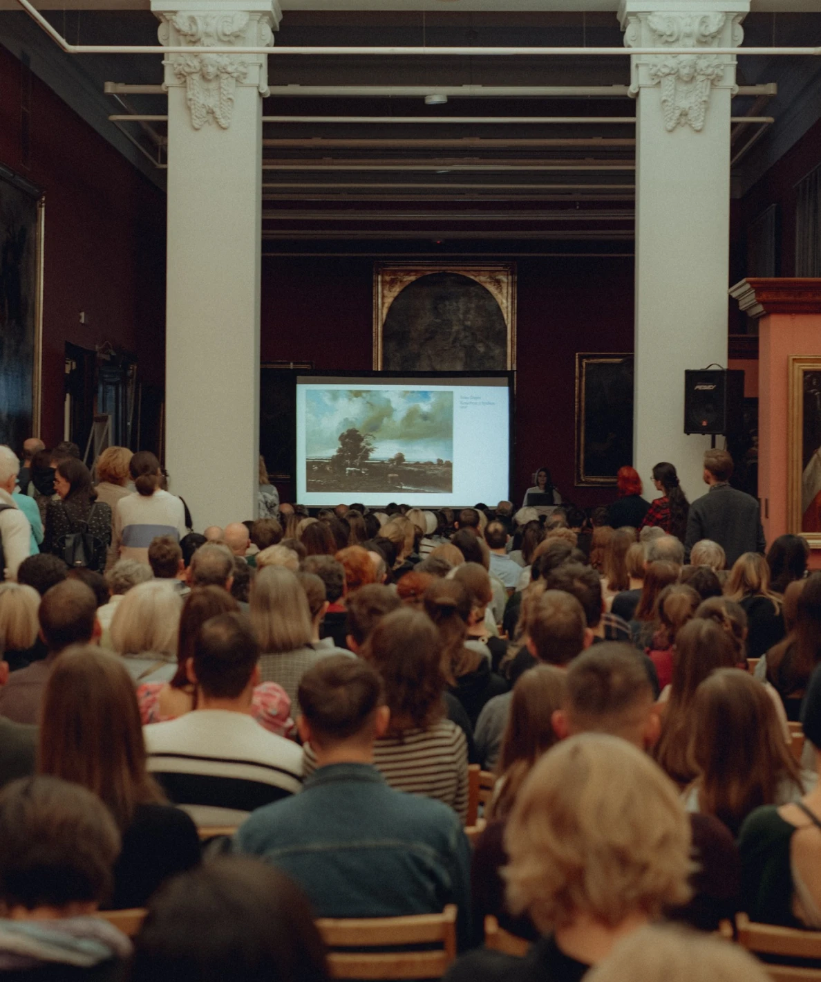 Pełna sala podczas wykładu w muzeum