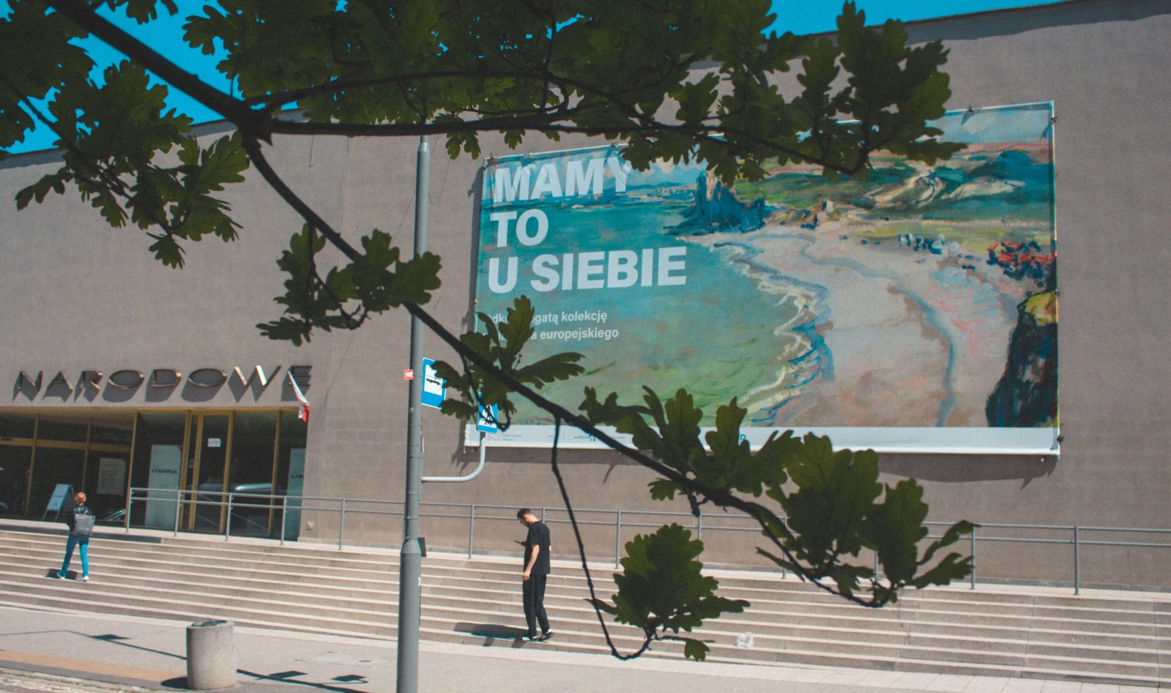 Baner „Mamy to u siebie” na fasadzie Muzeum Narodowego w Poznaniu