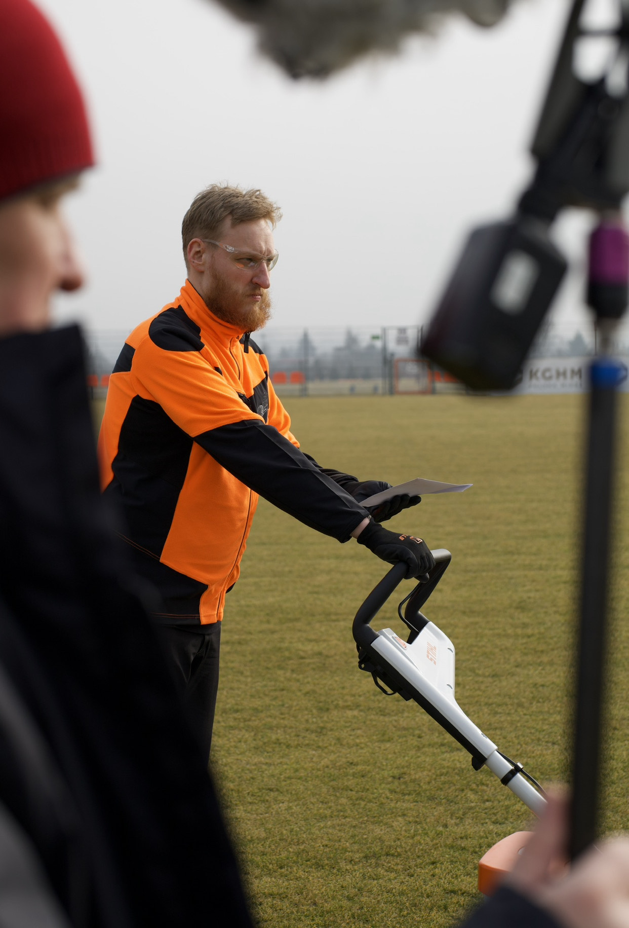 Kosiarka STIHL na murawie boiska podczas zdjęć do spotu