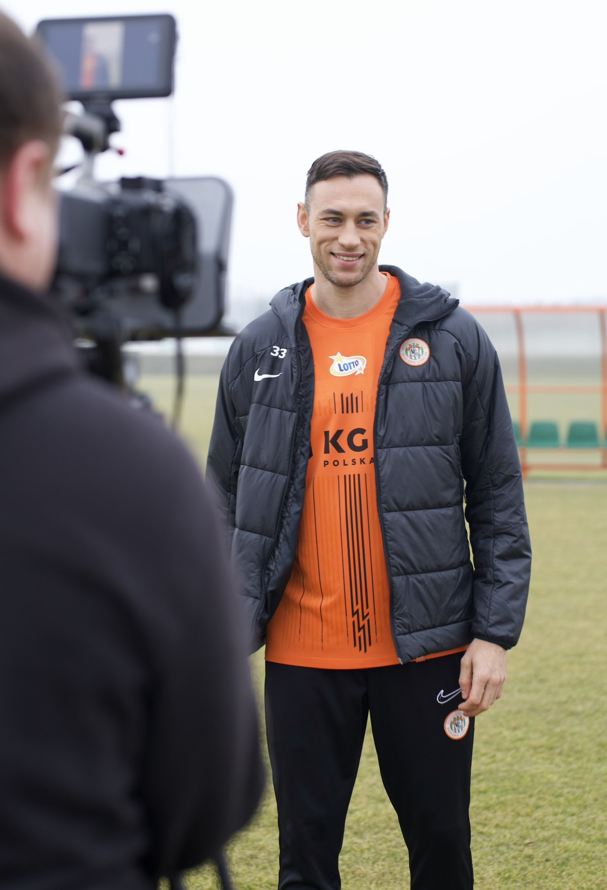 Jarosław Jach przed kamerą na planie spotów STIHL x Ekstraklasa