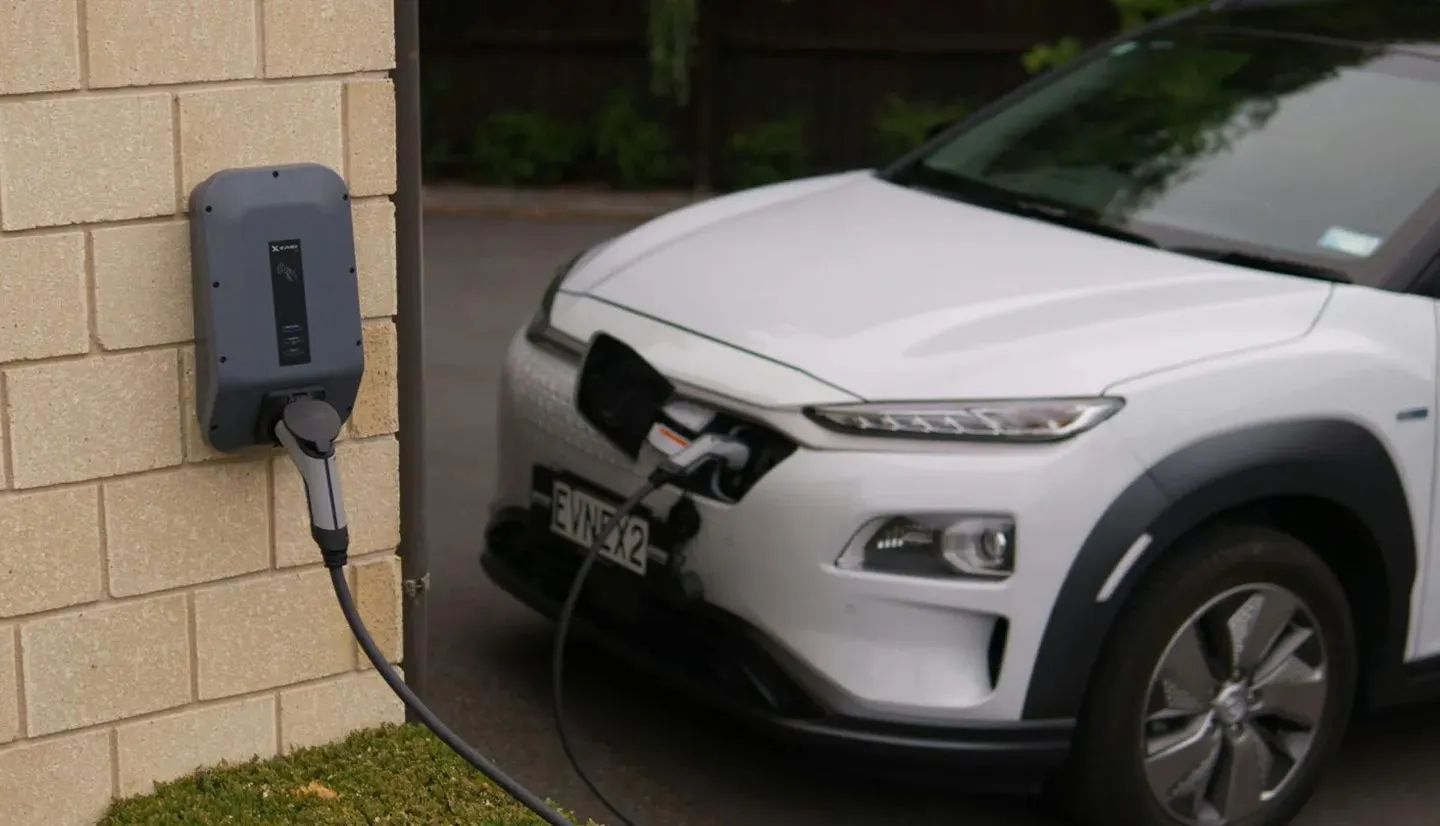 auto angeschlossen an ladestation zuhause