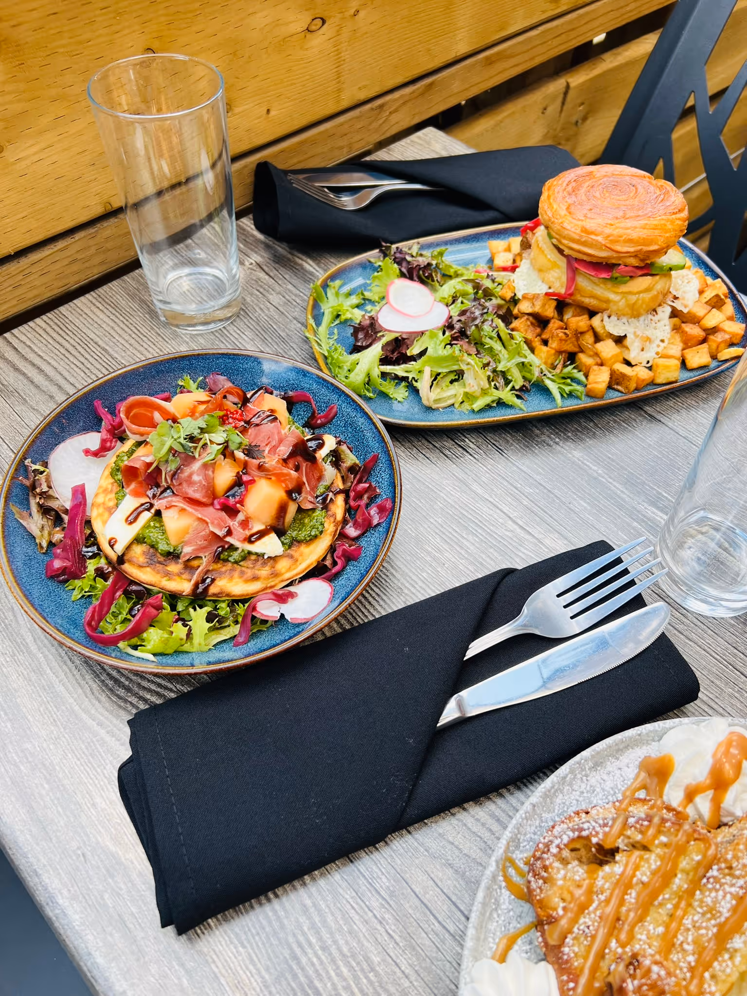 Assiettes pour le brunch d'été du Caribou Gourmand à Montréal avec plein de produits locaux