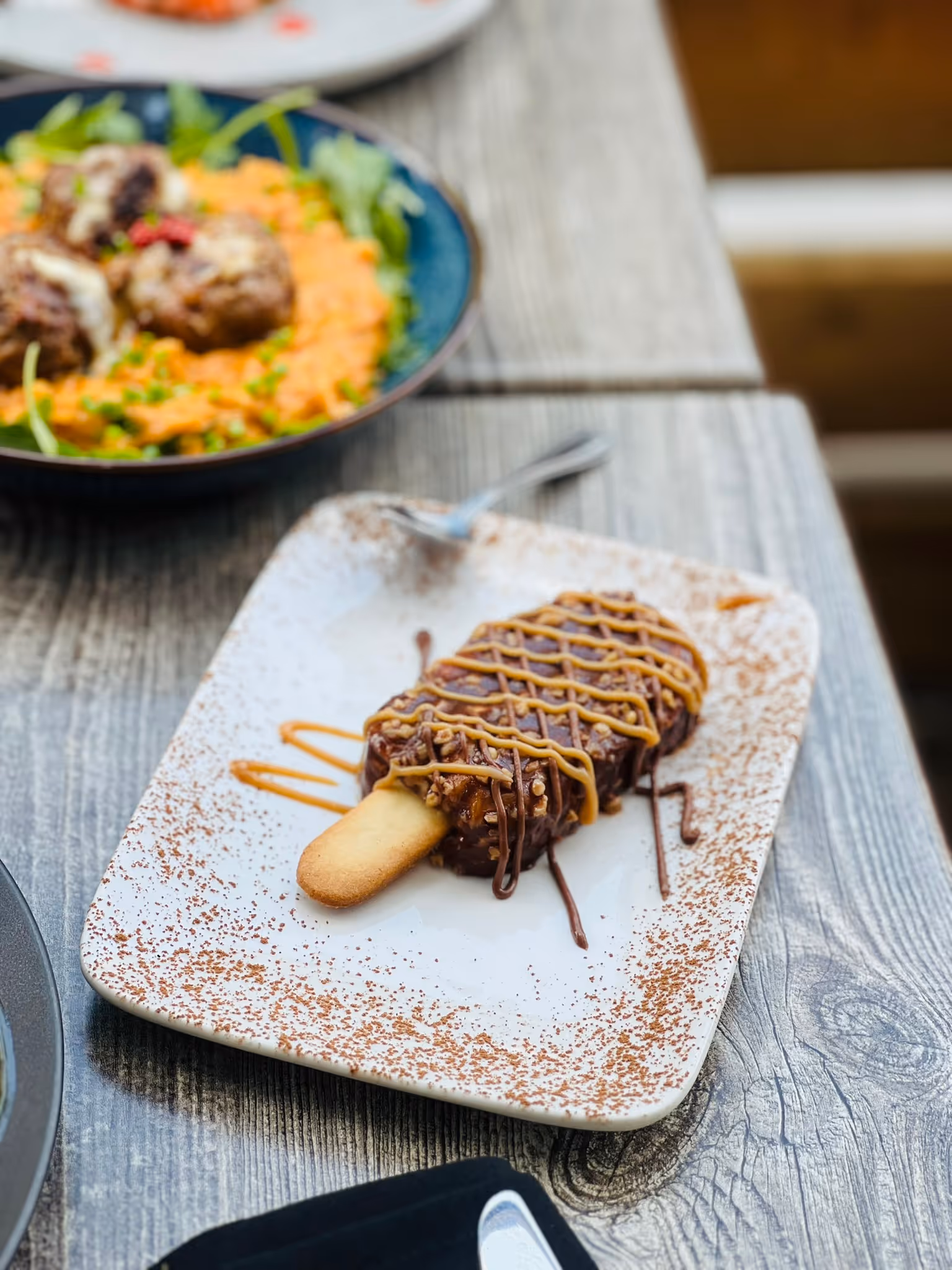 Dessert sur la place, au chocolat, riz au lait et caramel au beurre salé