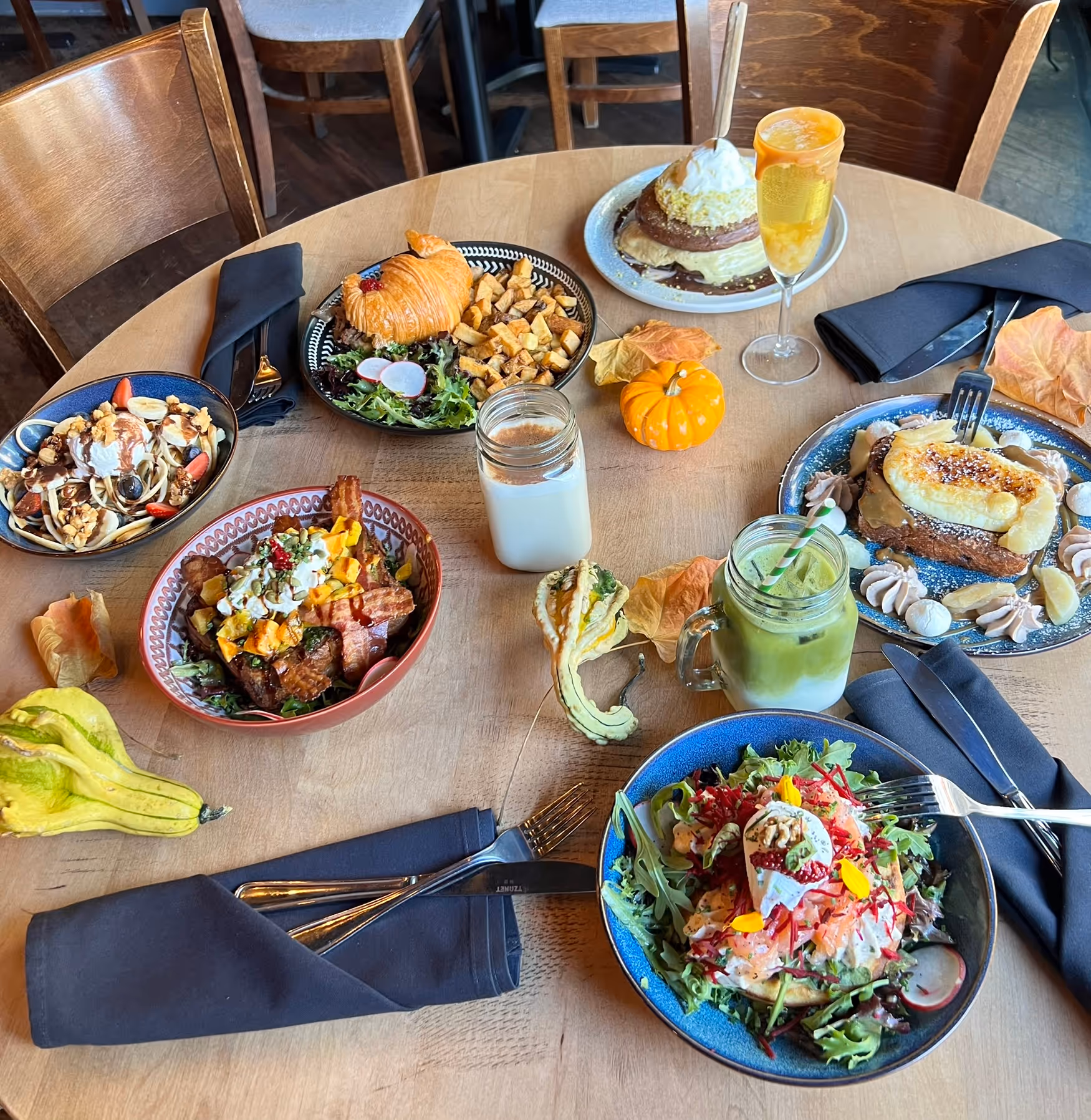 Table de brunch d'automne au restaurant Caribou Gourmand à Montréal