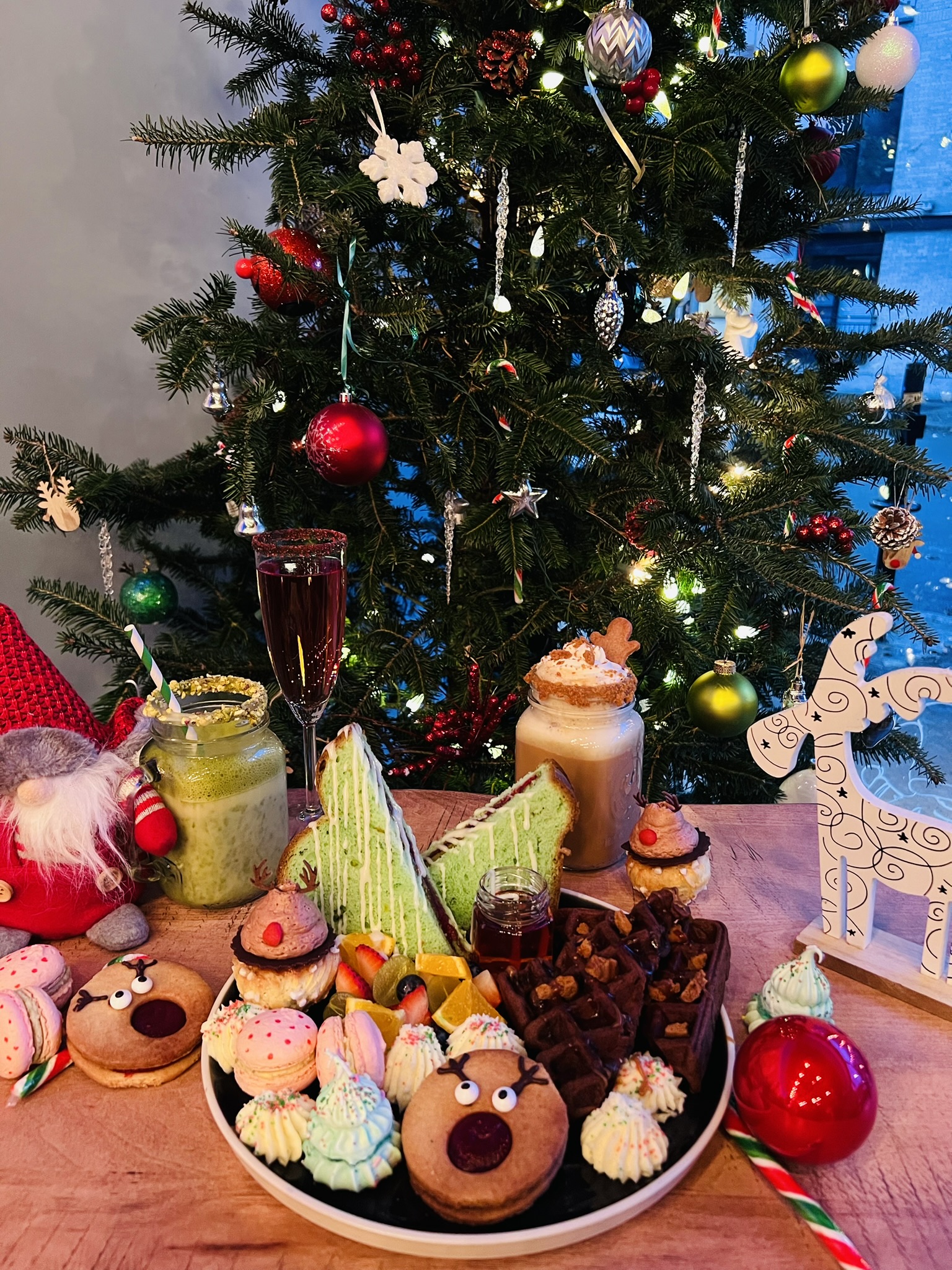 Seconde photo qui présente l'assiette sucrée des lutins pour le brunch des fêtes au Caribou Gourmand à Montréal